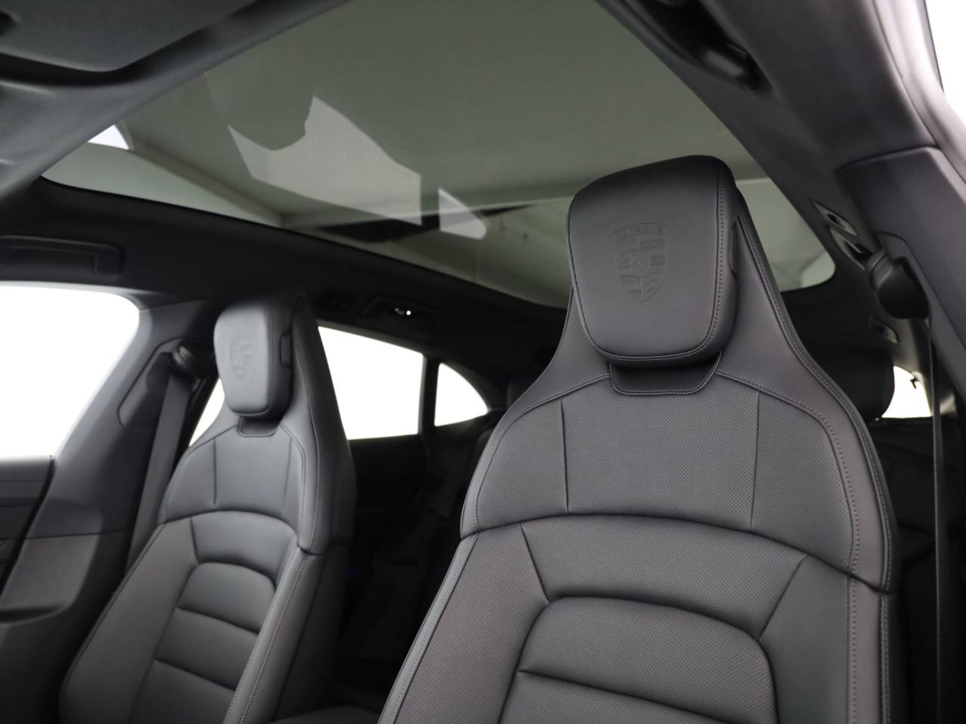 PORSCHE Taycan 4 Cross Turismo-image-16