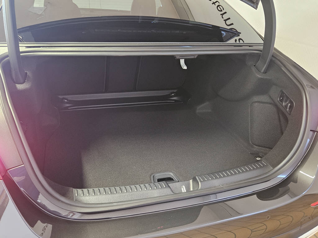 MERCEDES-BENZ E 220 d 4Matic AMG Line Limousine-showroom-element-3