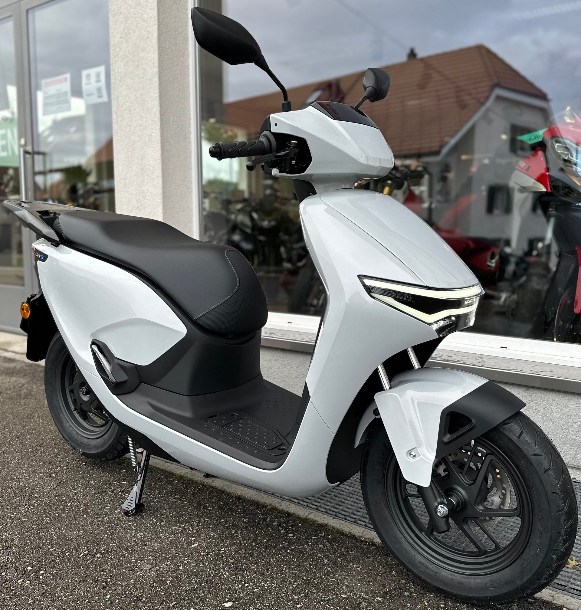 HONDA CUV e: Connected 2025-showroom-element-2