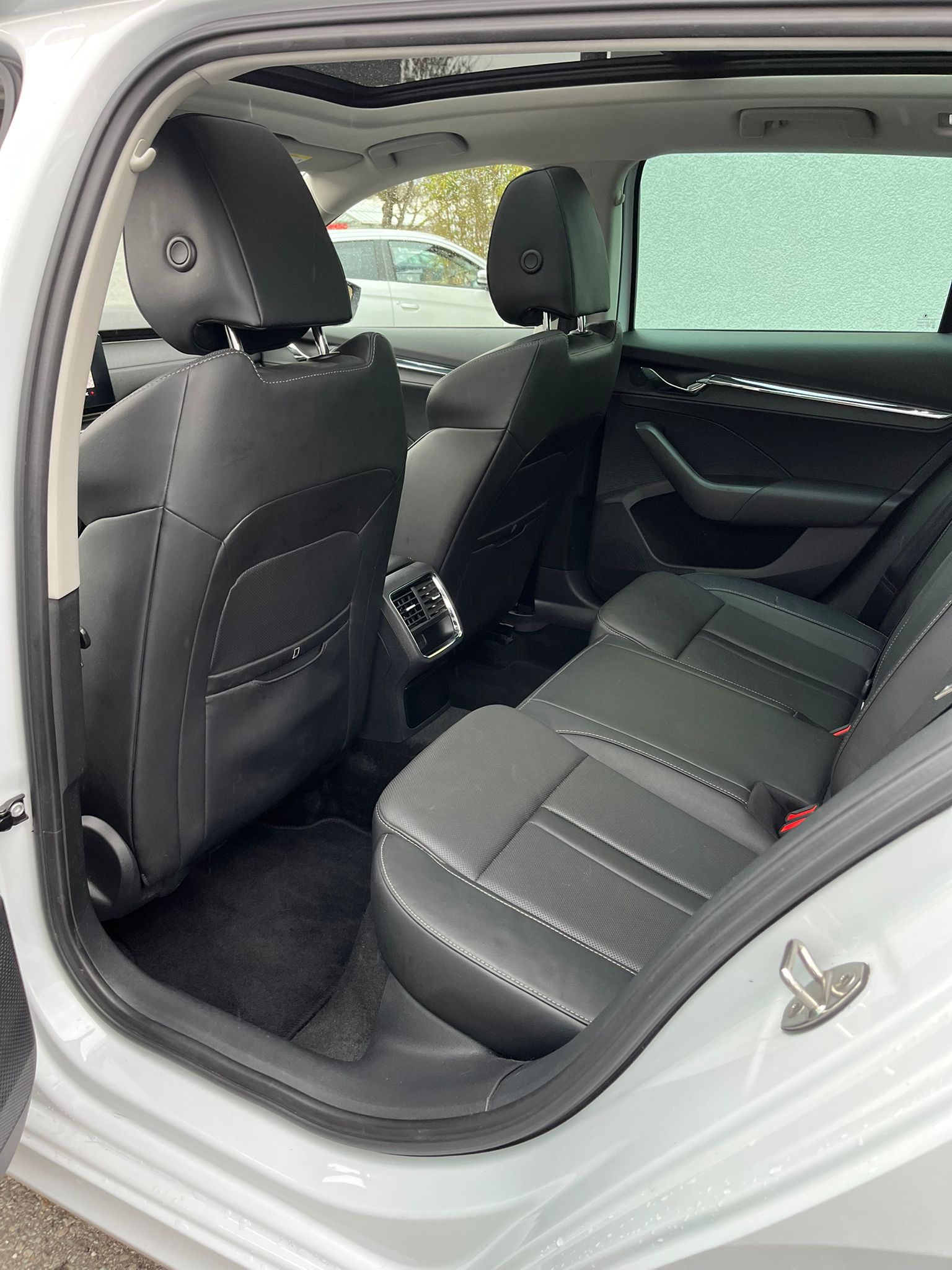 SKODA Octavia Combi 2.0 TDI DSG Style-image-12