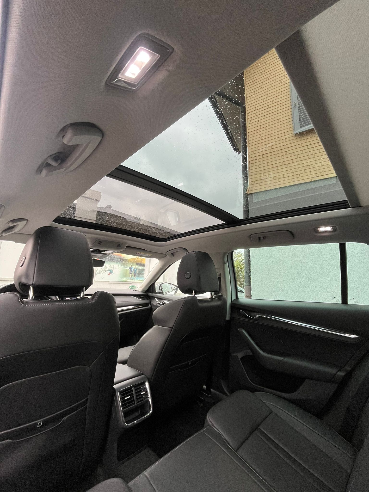 SKODA Octavia Combi 2.0 TDI DSG Style-image-11