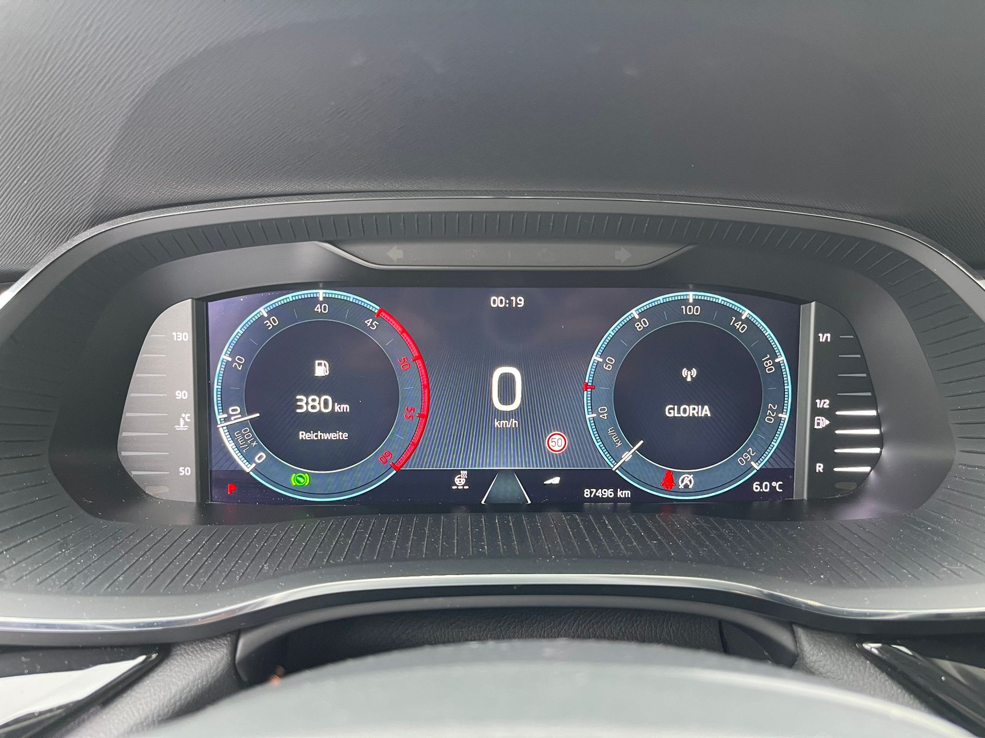 SKODA Octavia Combi 2.0 TDI DSG Style-image-13