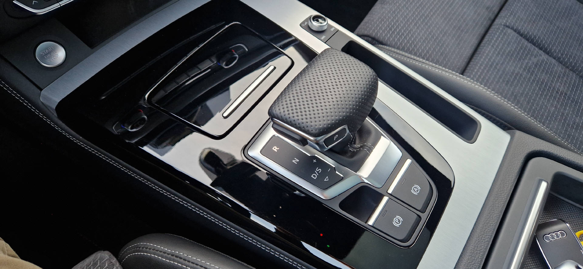 AUDI Q5 2.0 40 TDI BLACKEDITION quattro S-Tronic-image-13
