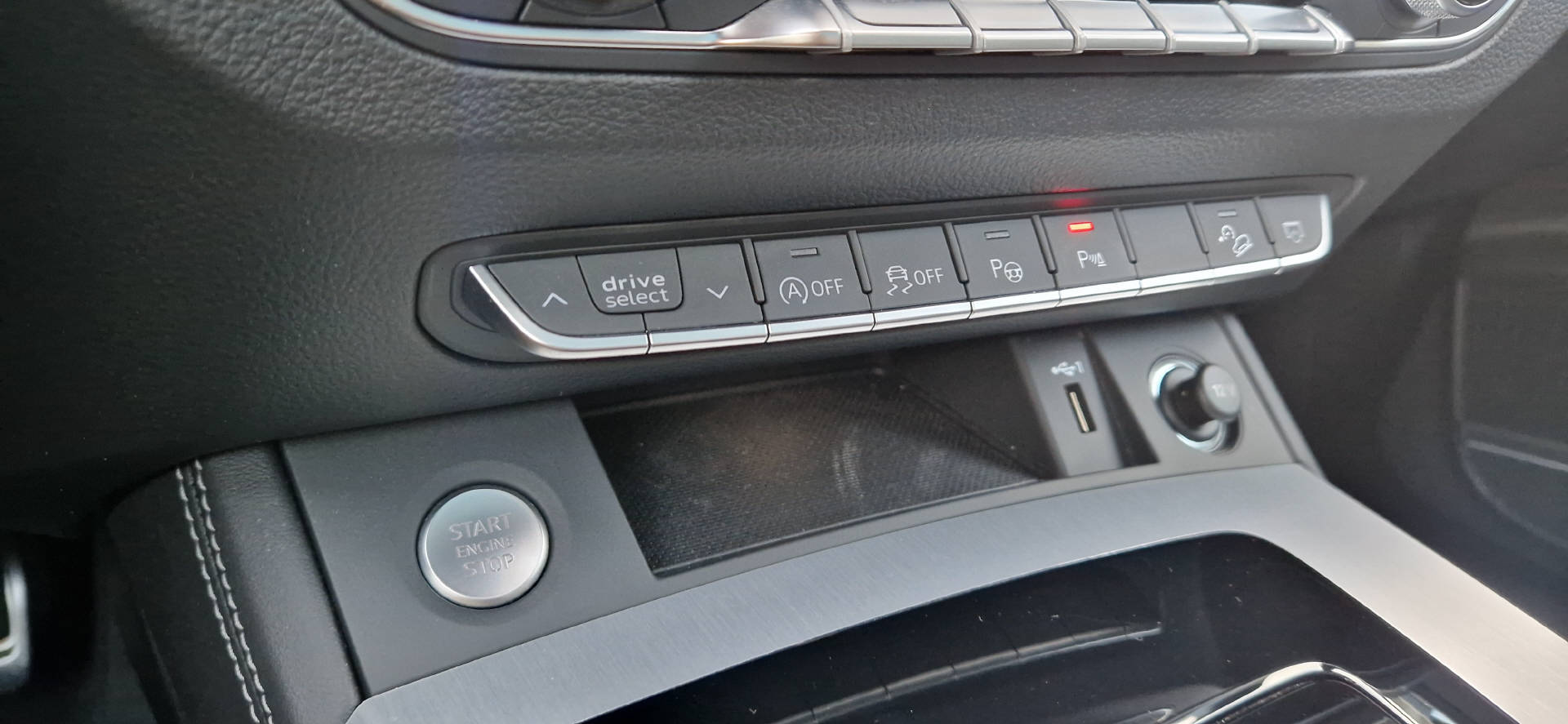 AUDI Q5 2.0 40 TDI BLACKEDITION quattro S-Tronic-image-12