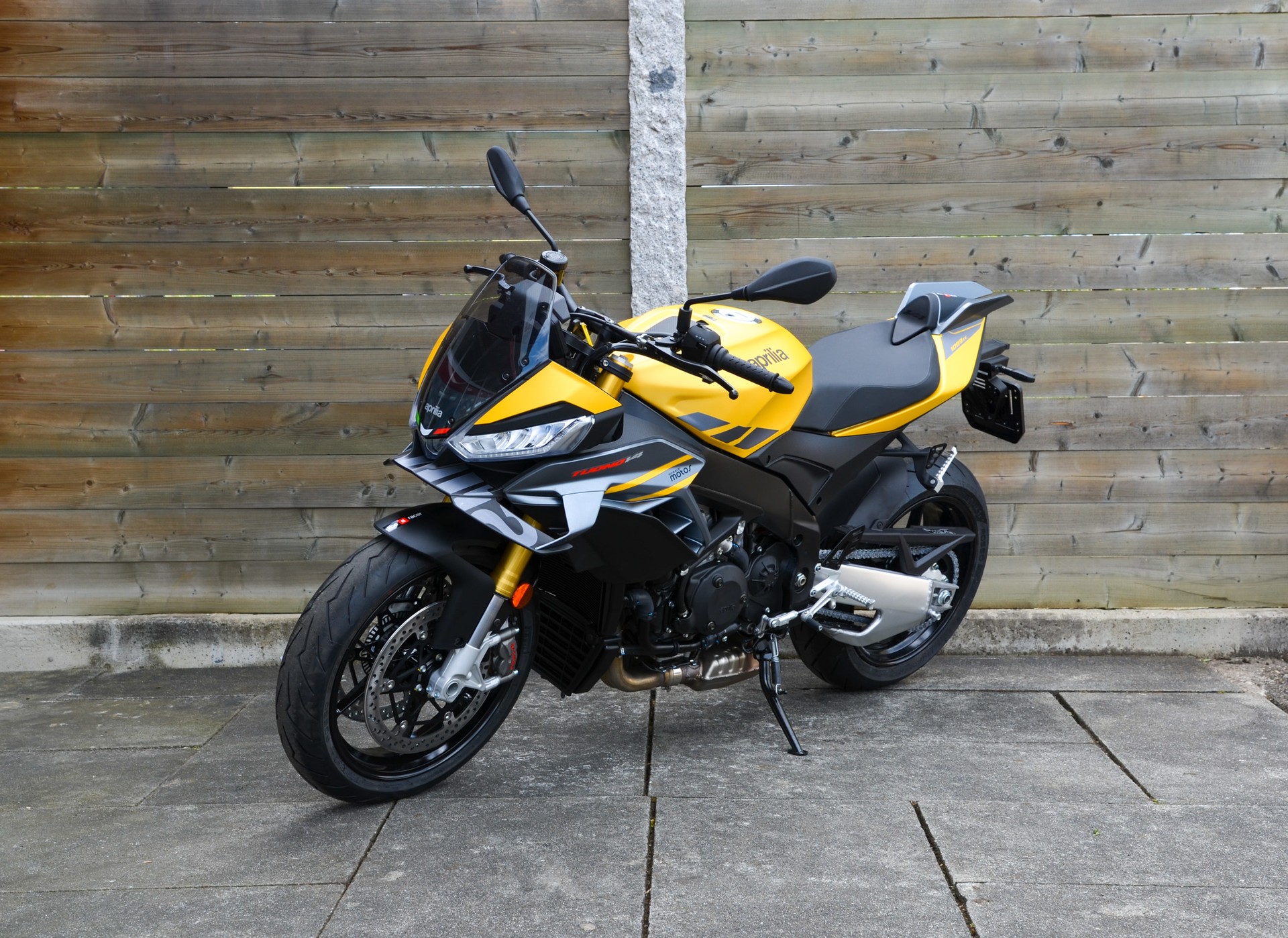 APRILIA Tuono V4 1100 E5+-showroom-element-1