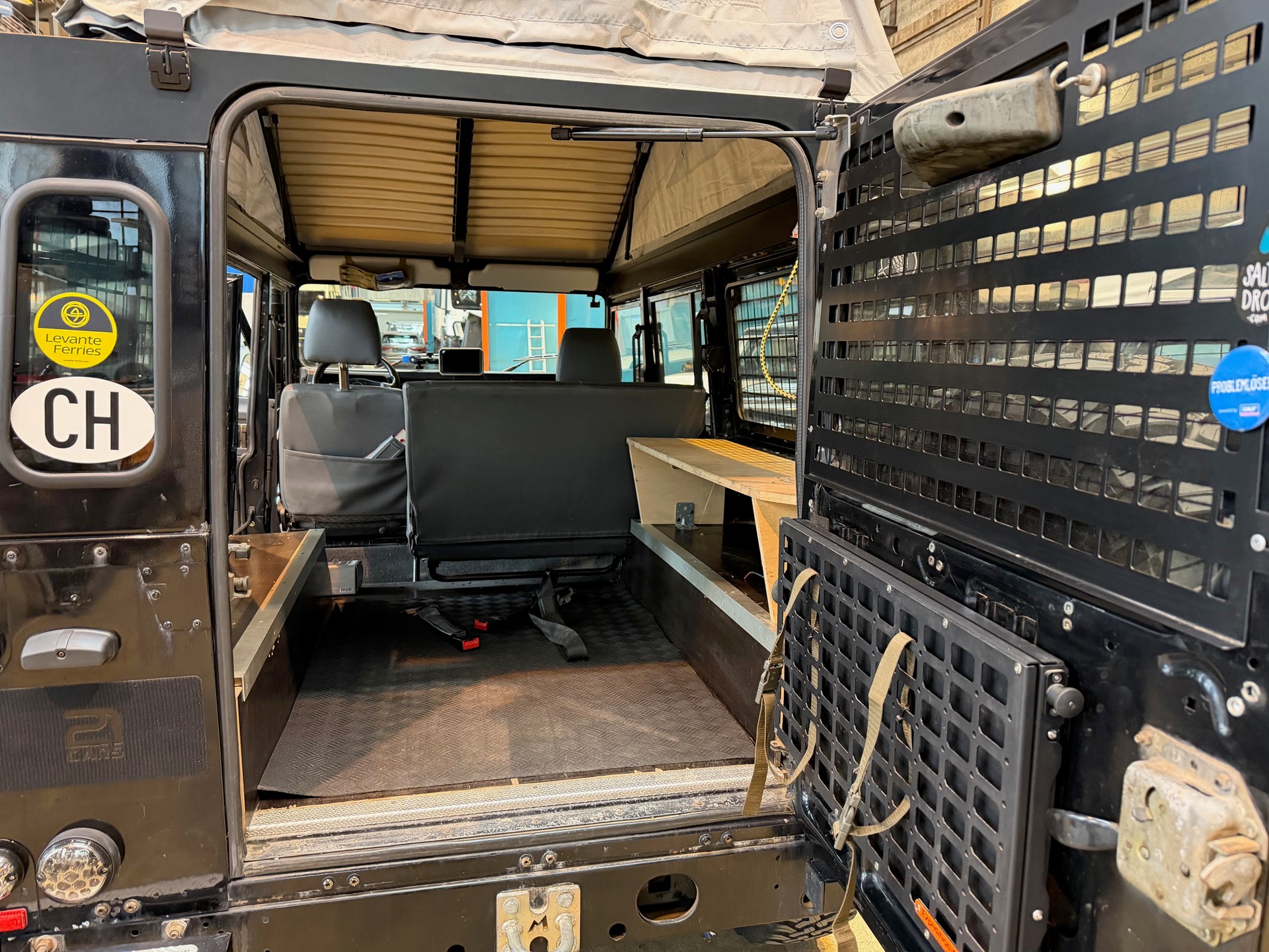 LAND ROVER Defender 110 SW 2.5 Td5-image-8