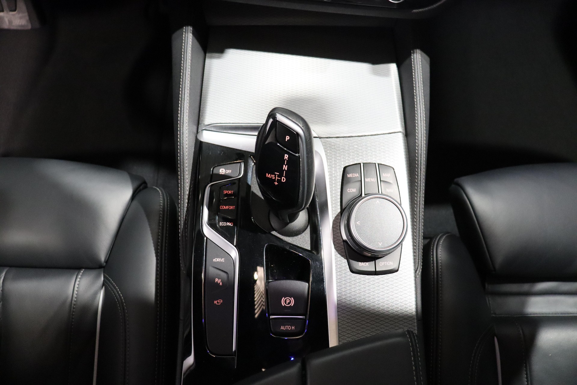 BMW 530e xDrive paddles-image-13