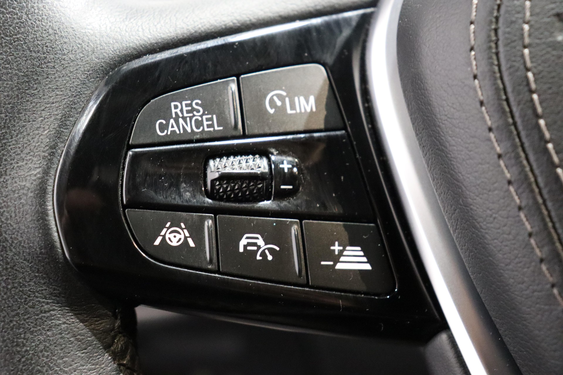 BMW 530e xDrive paddles-image-18