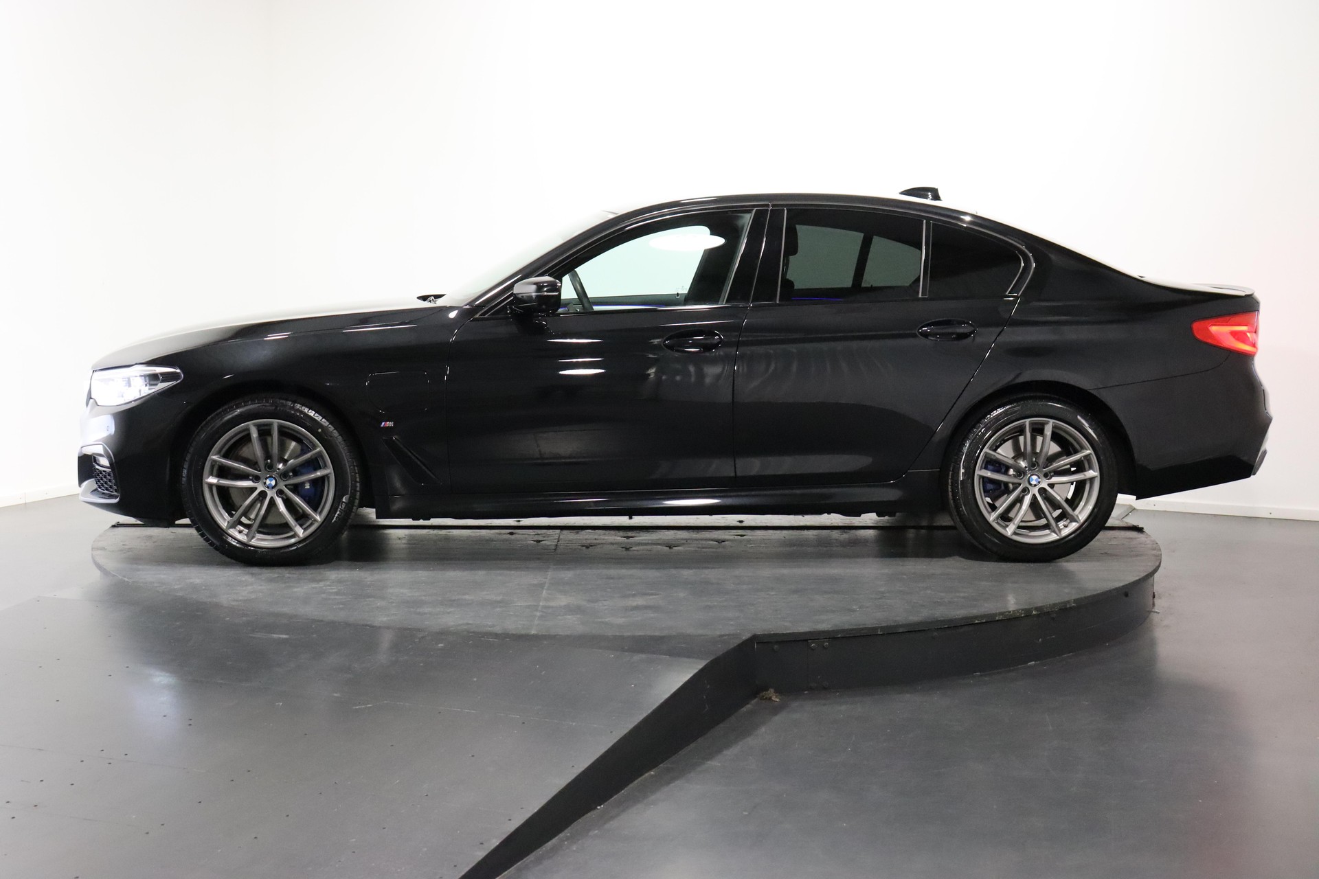 BMW 530e xDrive paddles-image-2