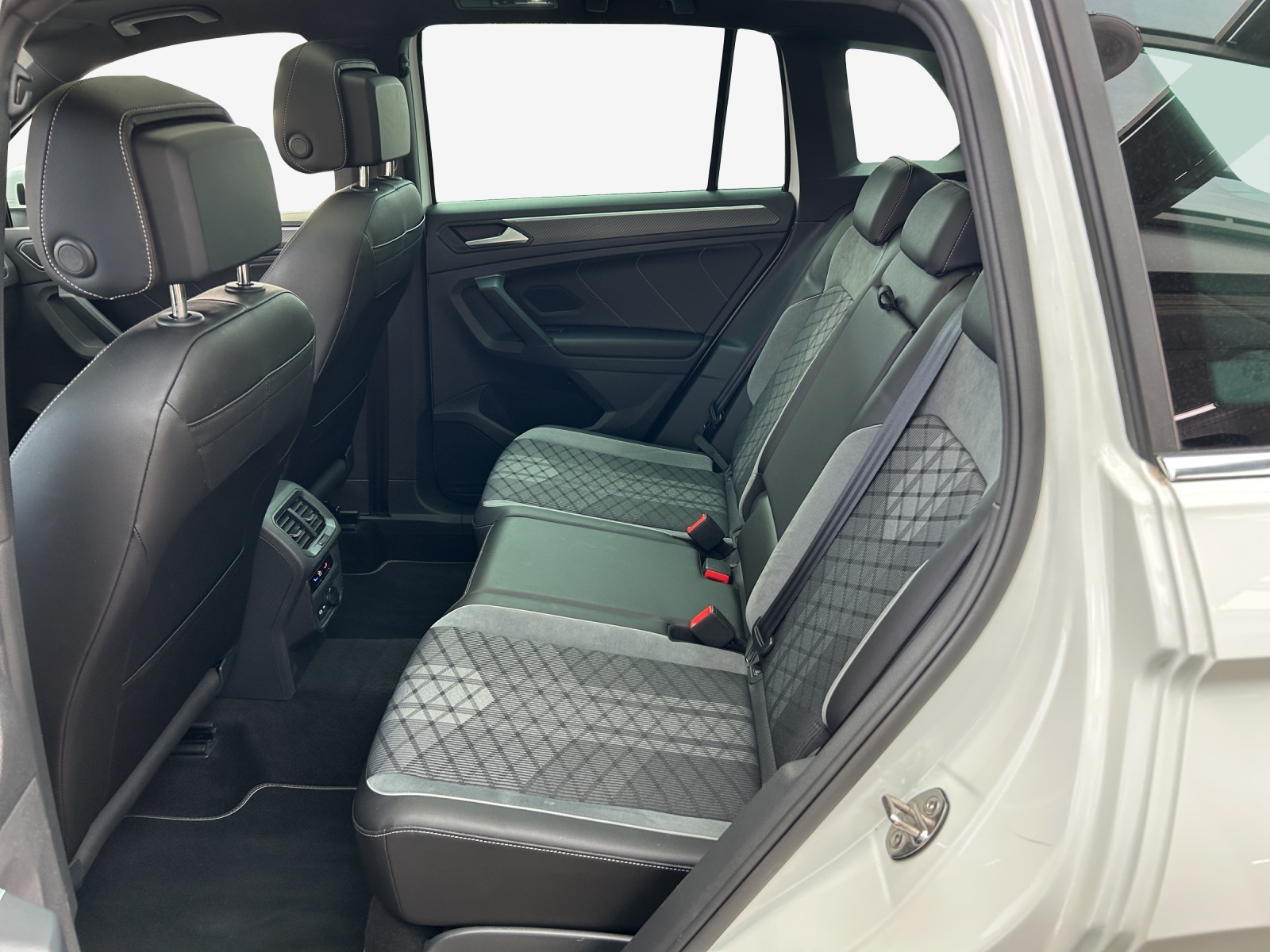 VW Tiguan 2.0TSI R-Line 4Motion DSG-image-8
