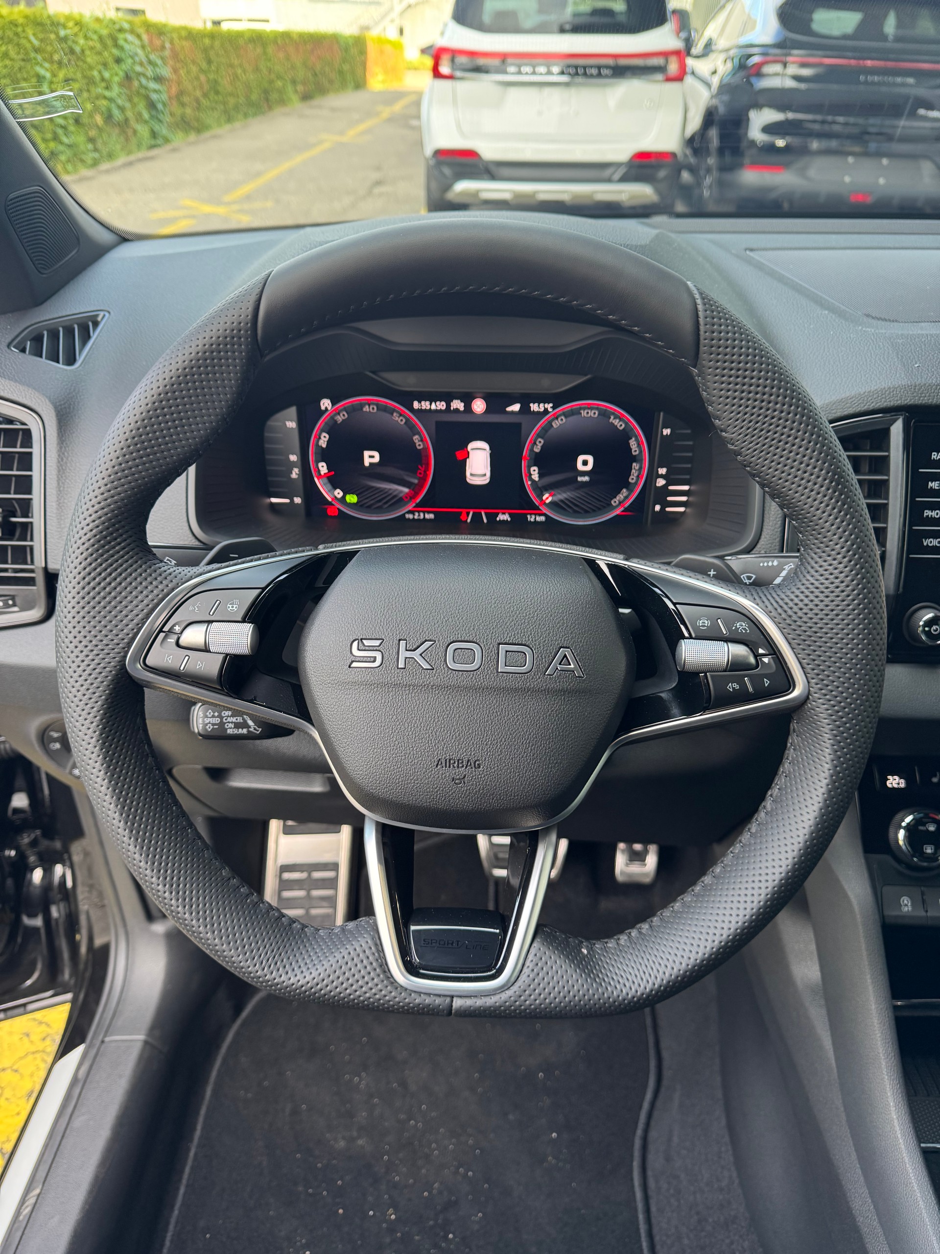 SKODA Karoq 1.5 TSI Sport Line DSG mit Anhängerkupplung 5 Jahre Garantie und 37 % Rabatt !-showroom-element-2