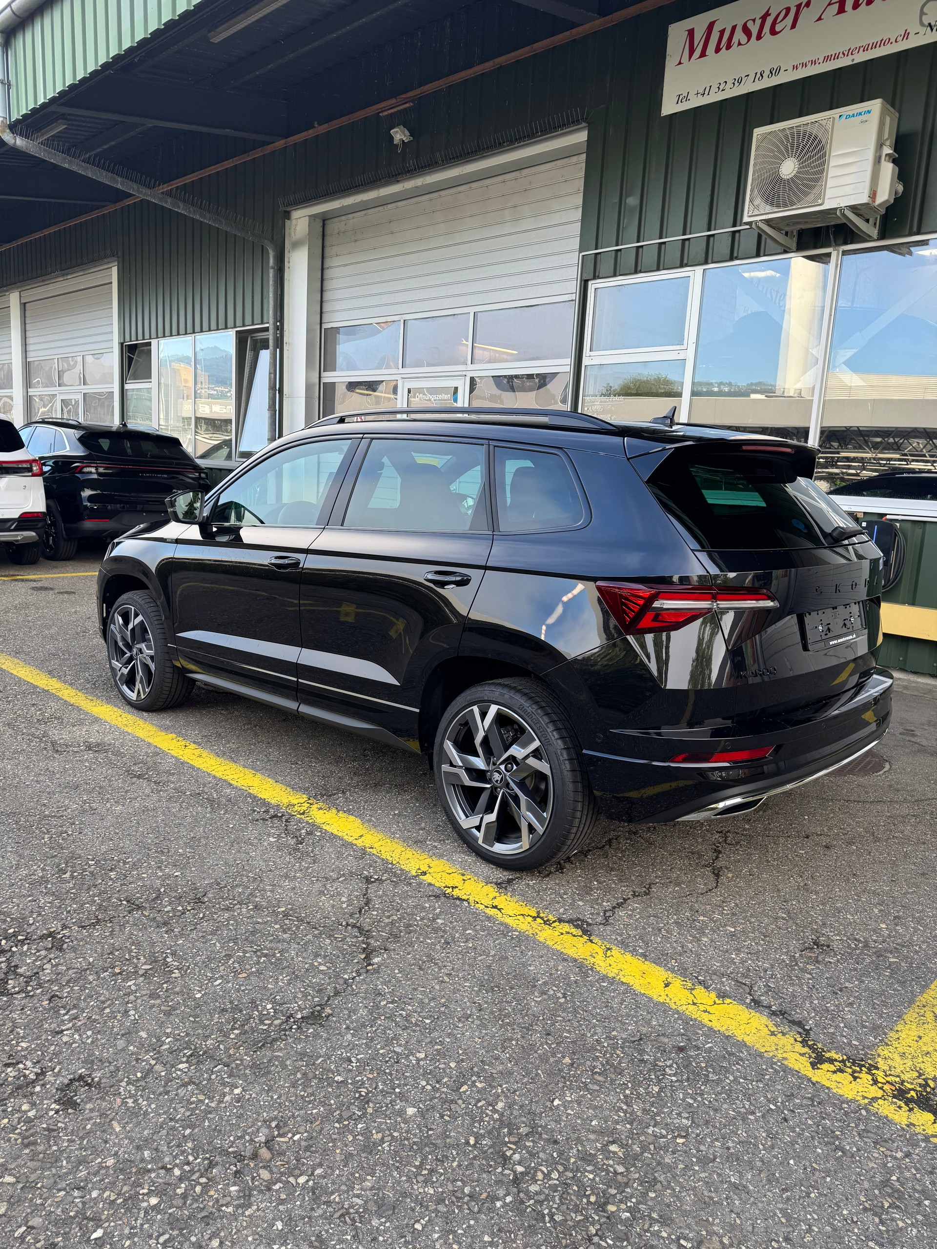 SKODA Karoq 1.5 TSI Sport Line DSG mit Anhängerkupplung 5 Jahre Garantie und 37 % Rabatt !-showroom-element-1