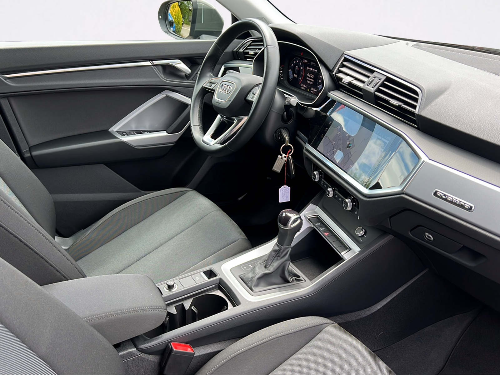 AUDI Q3 40 TFSI advanced quattro S-tronic-image-1
