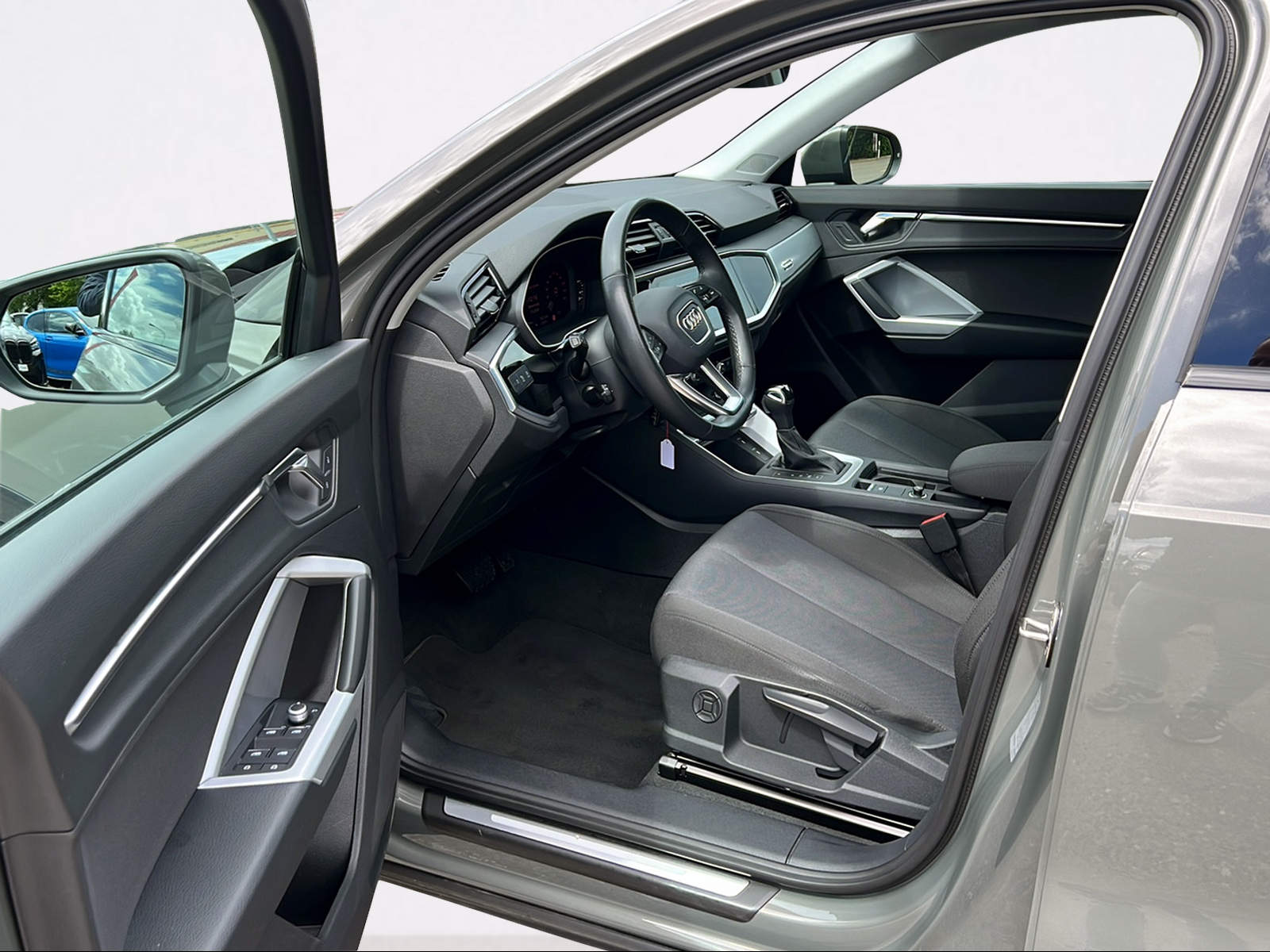 AUDI Q3 40 TFSI advanced quattro S-tronic-image-9