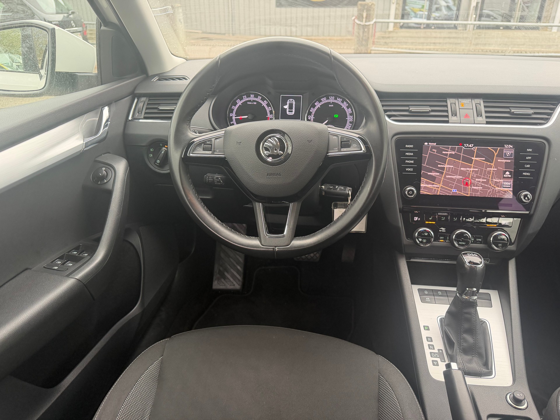SKODA Octavia Combi 1.6 TDI Ambition DSG * Gr-Navi * Klima-auto * Tempomat * PDC V&H * Sitzheizung * Frisch Ab MFK-image-12