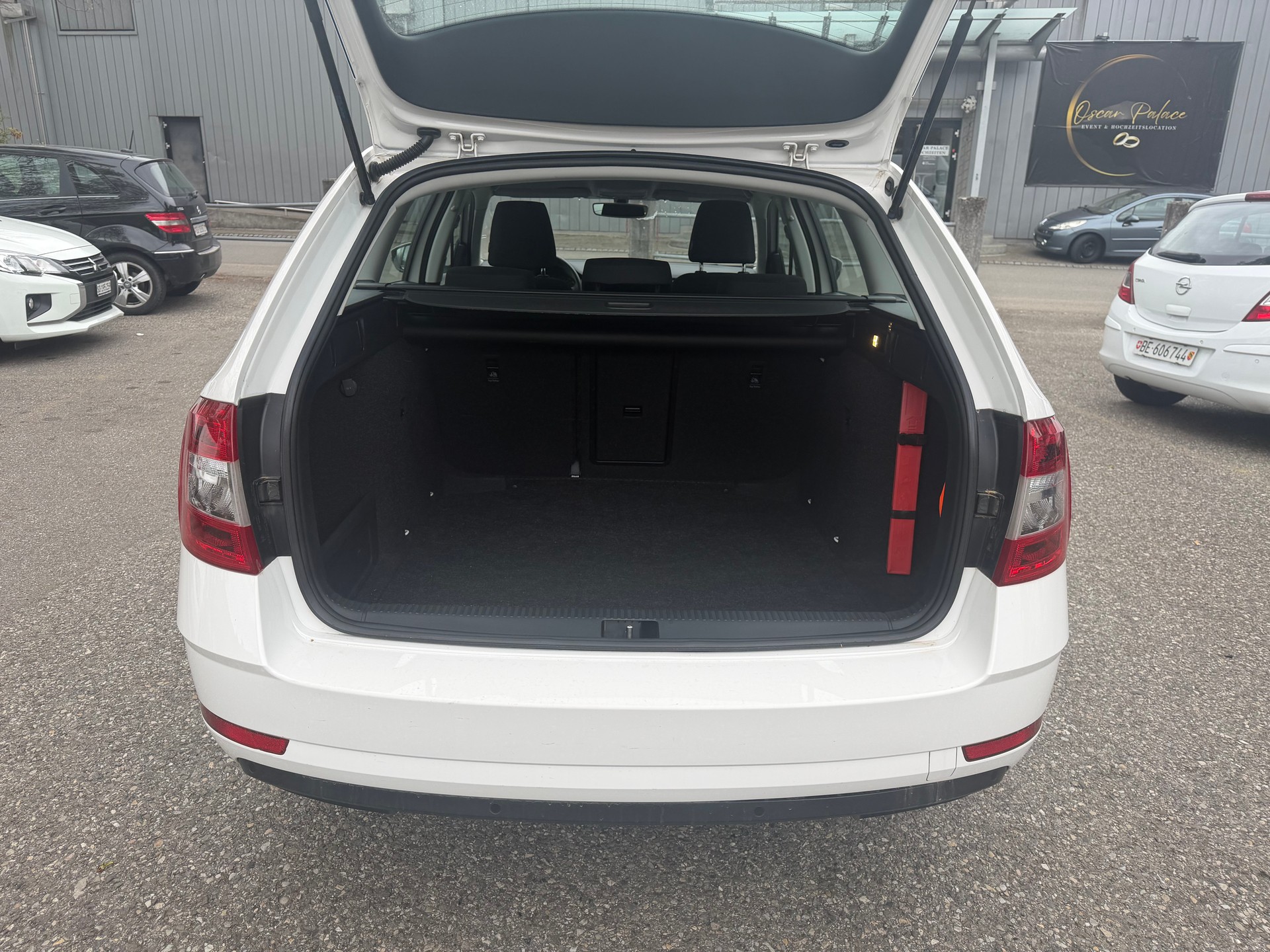SKODA Octavia Combi 1.6 TDI Ambition DSG * Gr-Navi * Klima-auto * Tempomat * PDC V&H * Sitzheizung * Frisch Ab MFK-image-7