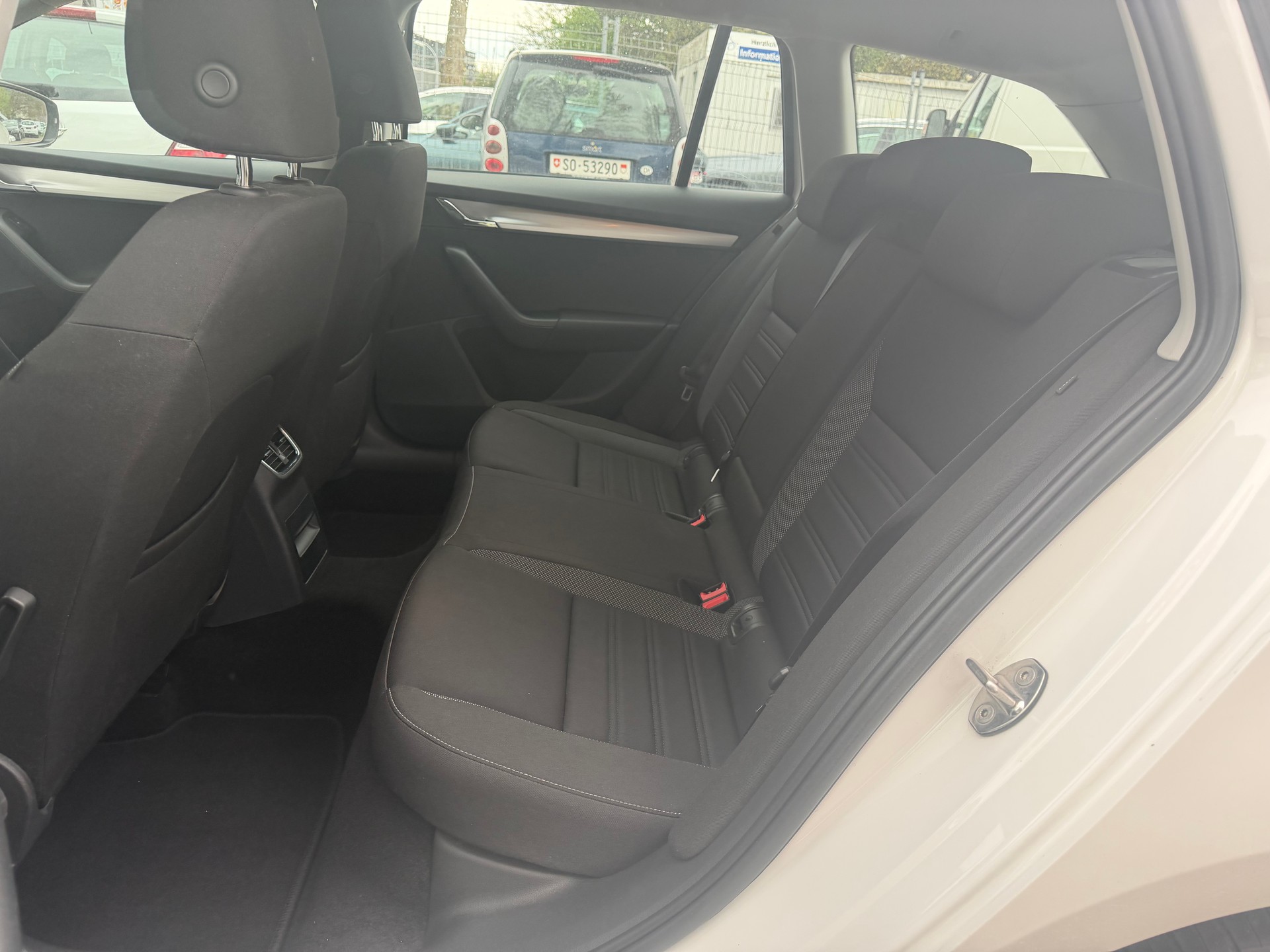 SKODA Octavia Combi 1.6 TDI Ambition DSG * Gr-Navi * Klima-auto * Tempomat * PDC V&H * Sitzheizung * Frisch Ab MFK-image-9