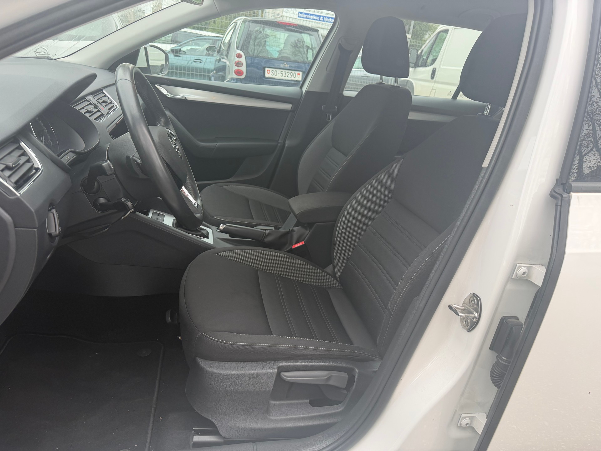 SKODA Octavia Combi 1.6 TDI Ambition DSG * Gr-Navi * Klima-auto * Tempomat * PDC V&H * Sitzheizung * Frisch Ab MFK-image-11