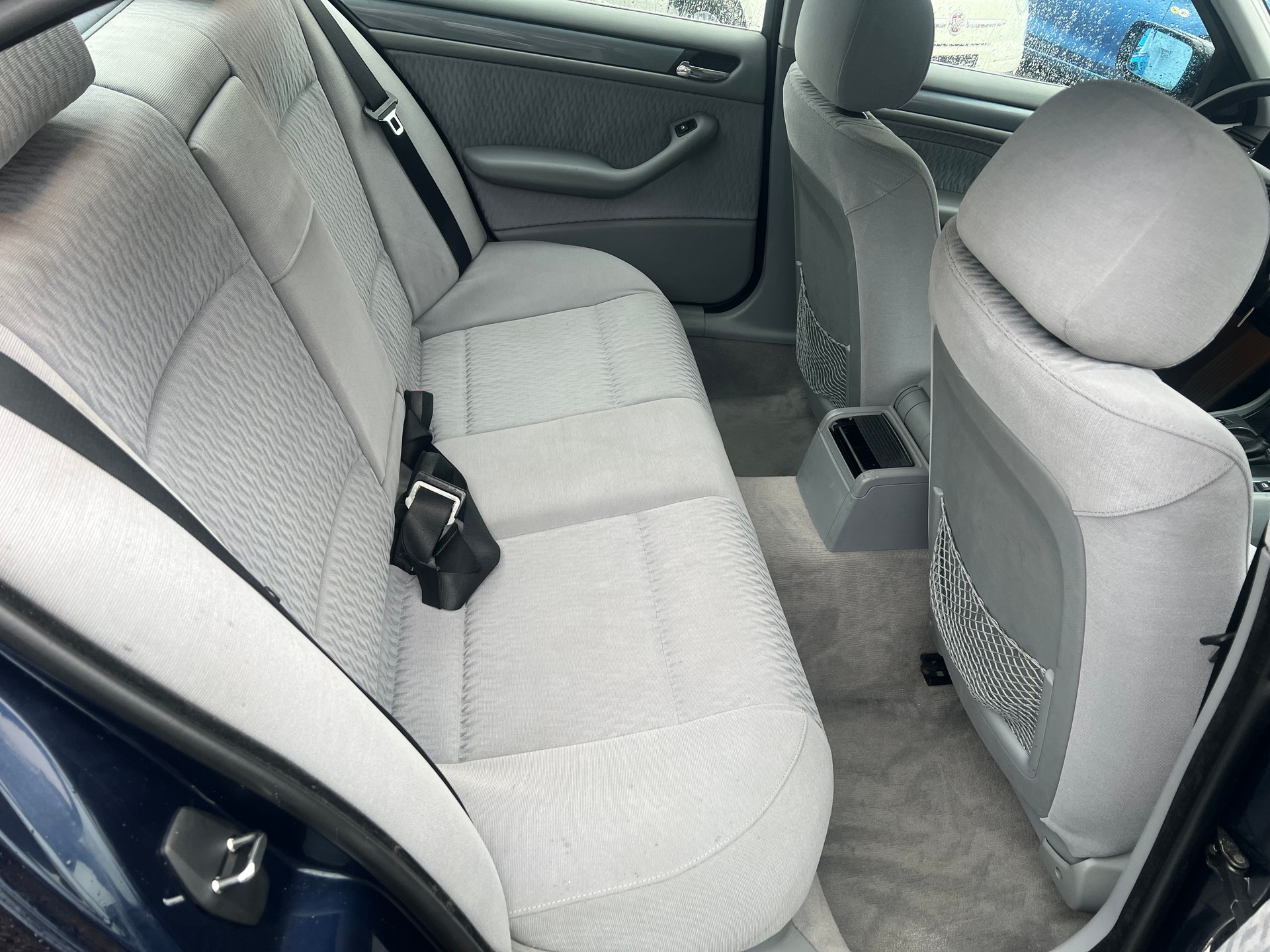 BMW 323i-image-8