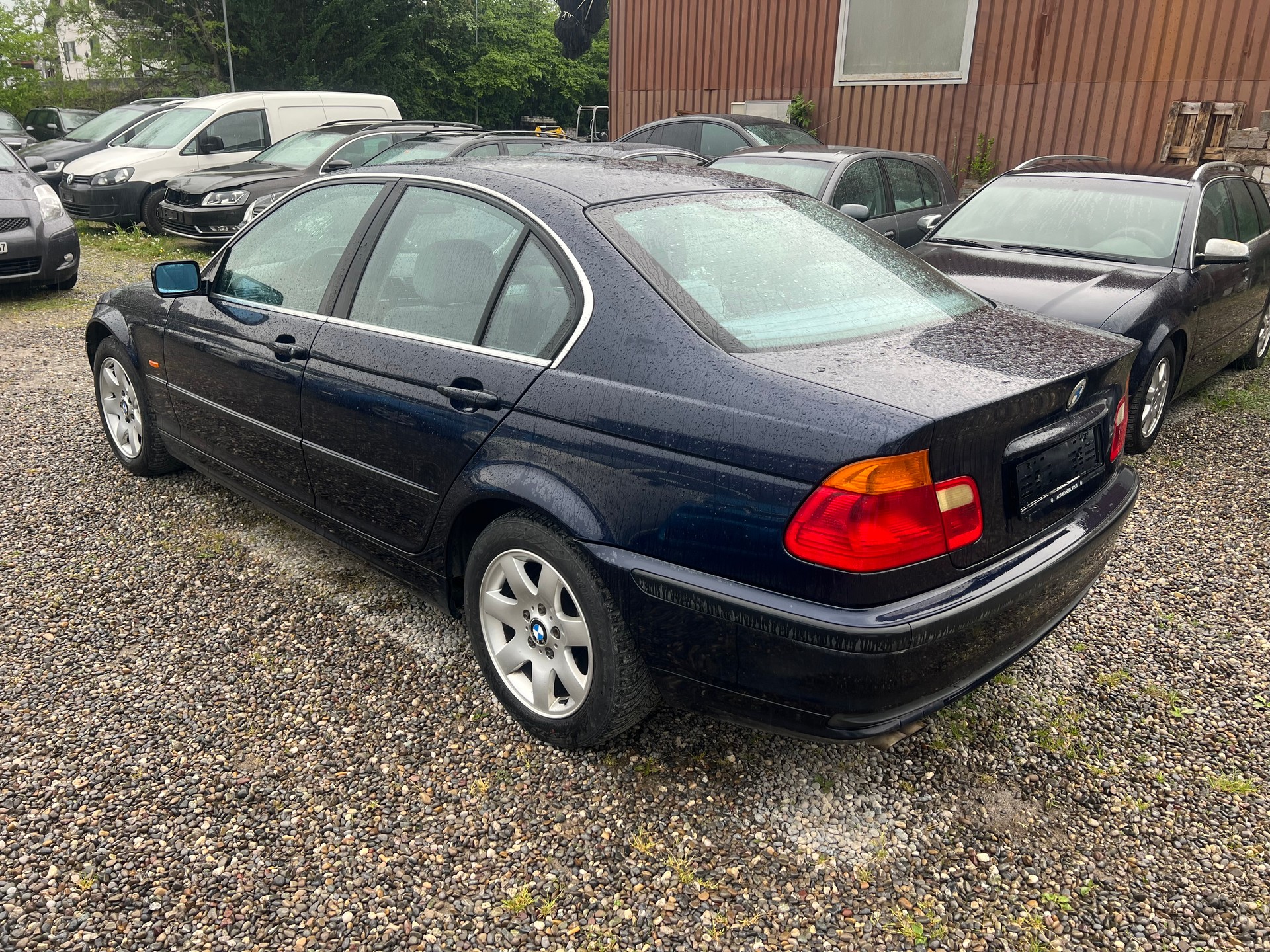 BMW 323i-image-3