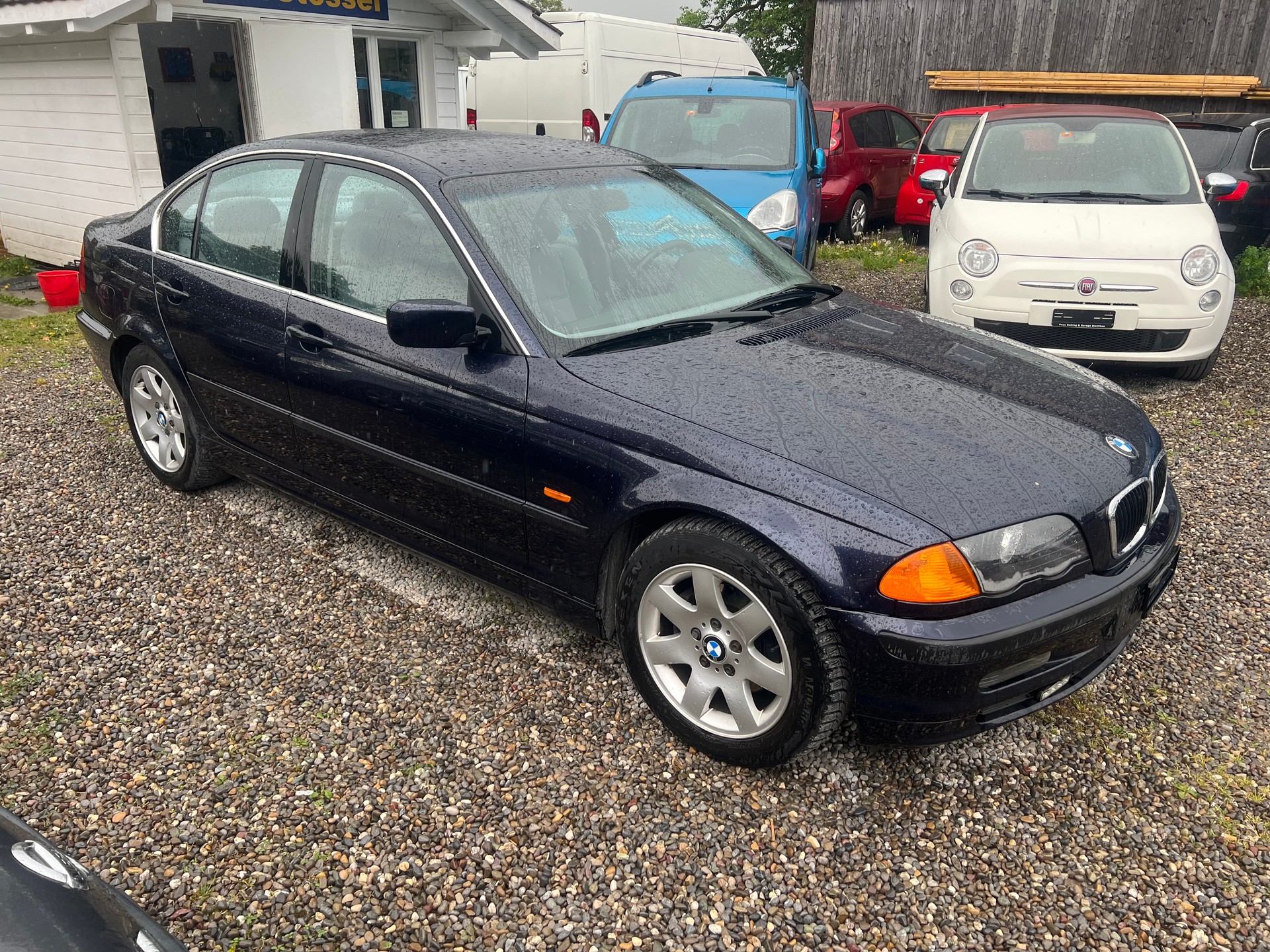 BMW 323i-image-2