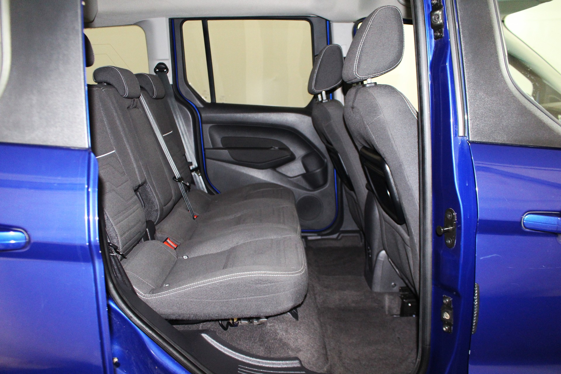 FORD Tourneo Connect 1.0 EcoB 100 Titanium-image-9