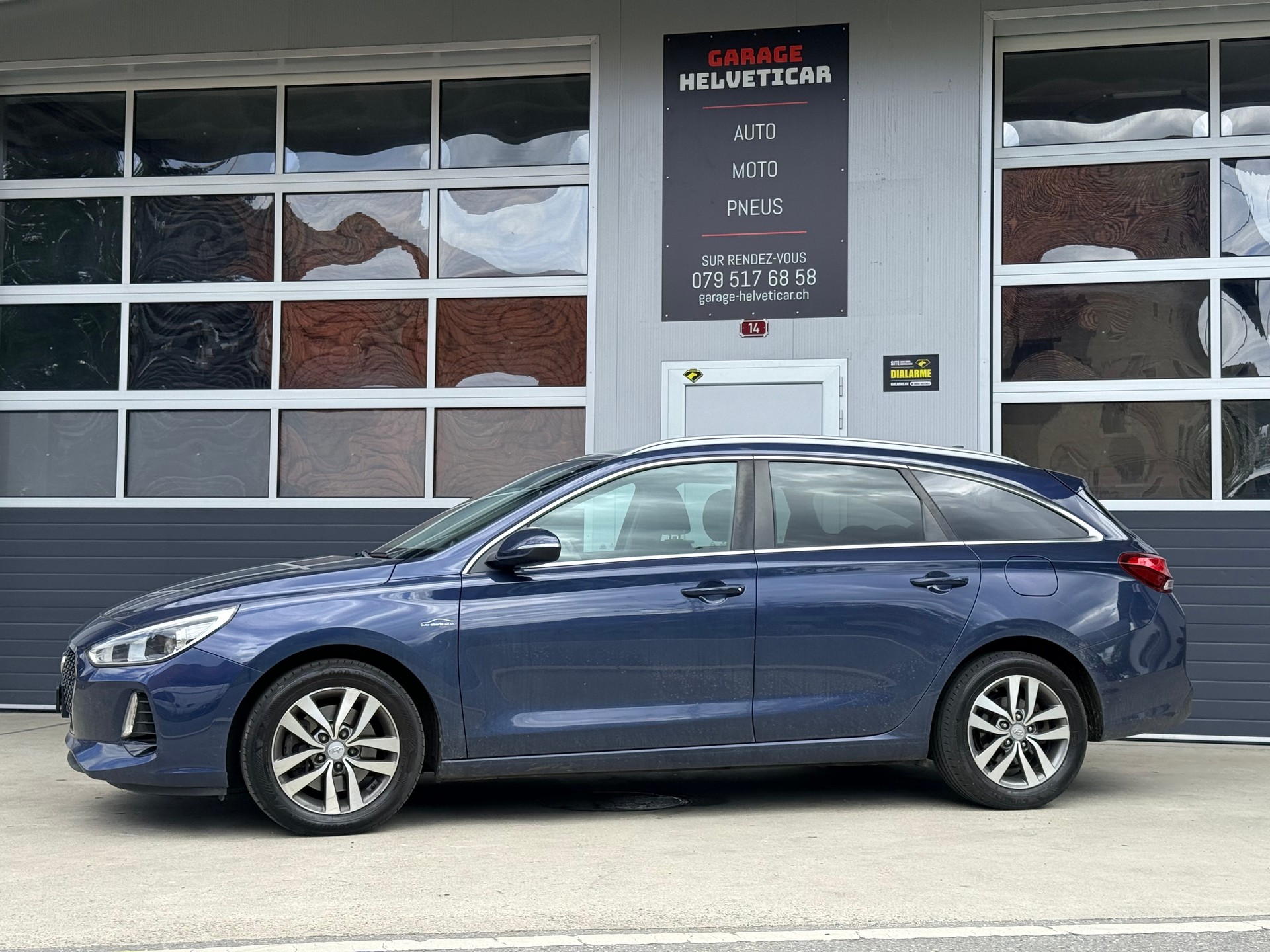 HYUNDAI i30 Wagon 1.6 CRDi Amplia DCT-image-3