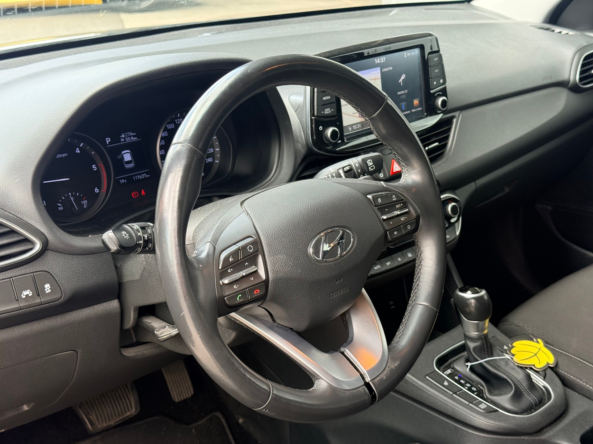 HYUNDAI i30 Wagon 1.6 CRDi Amplia DCT-image-4