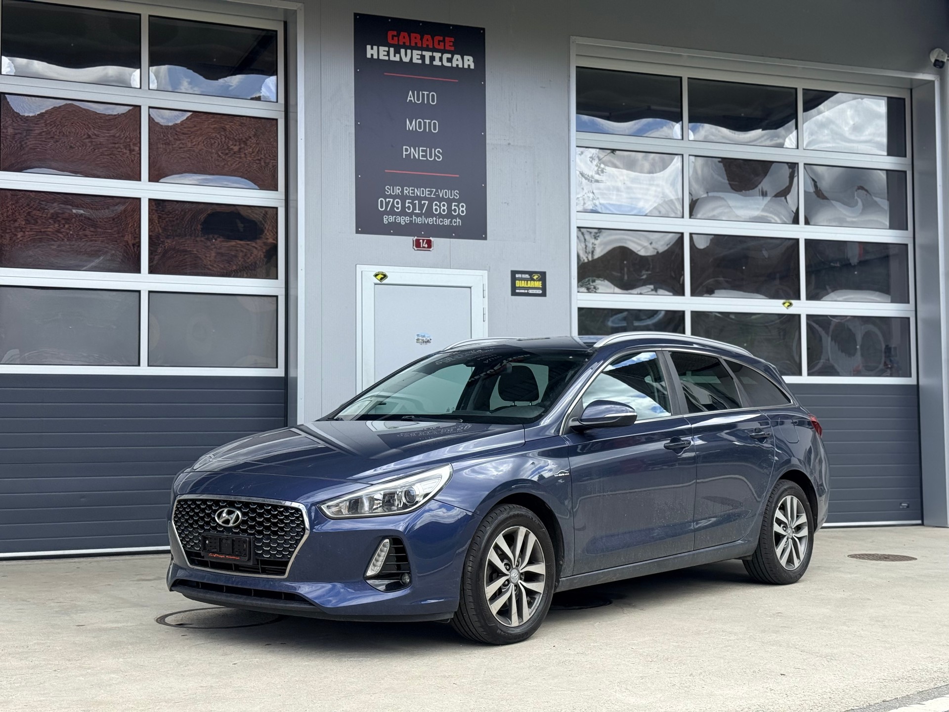 HYUNDAI i30 Wagon 1.6 CRDi Amplia DCT-image-0