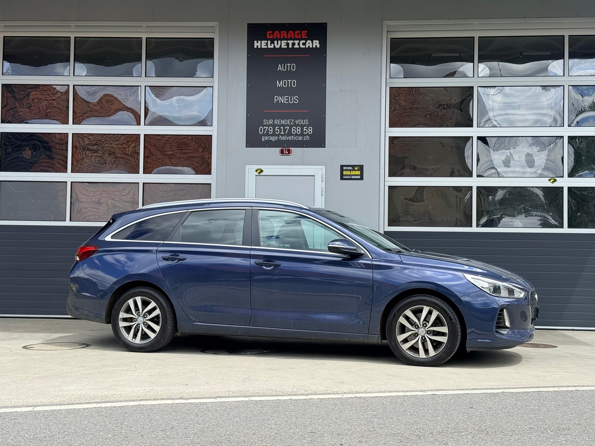 HYUNDAI i30 Wagon 1.6 CRDi Amplia DCT-image-1