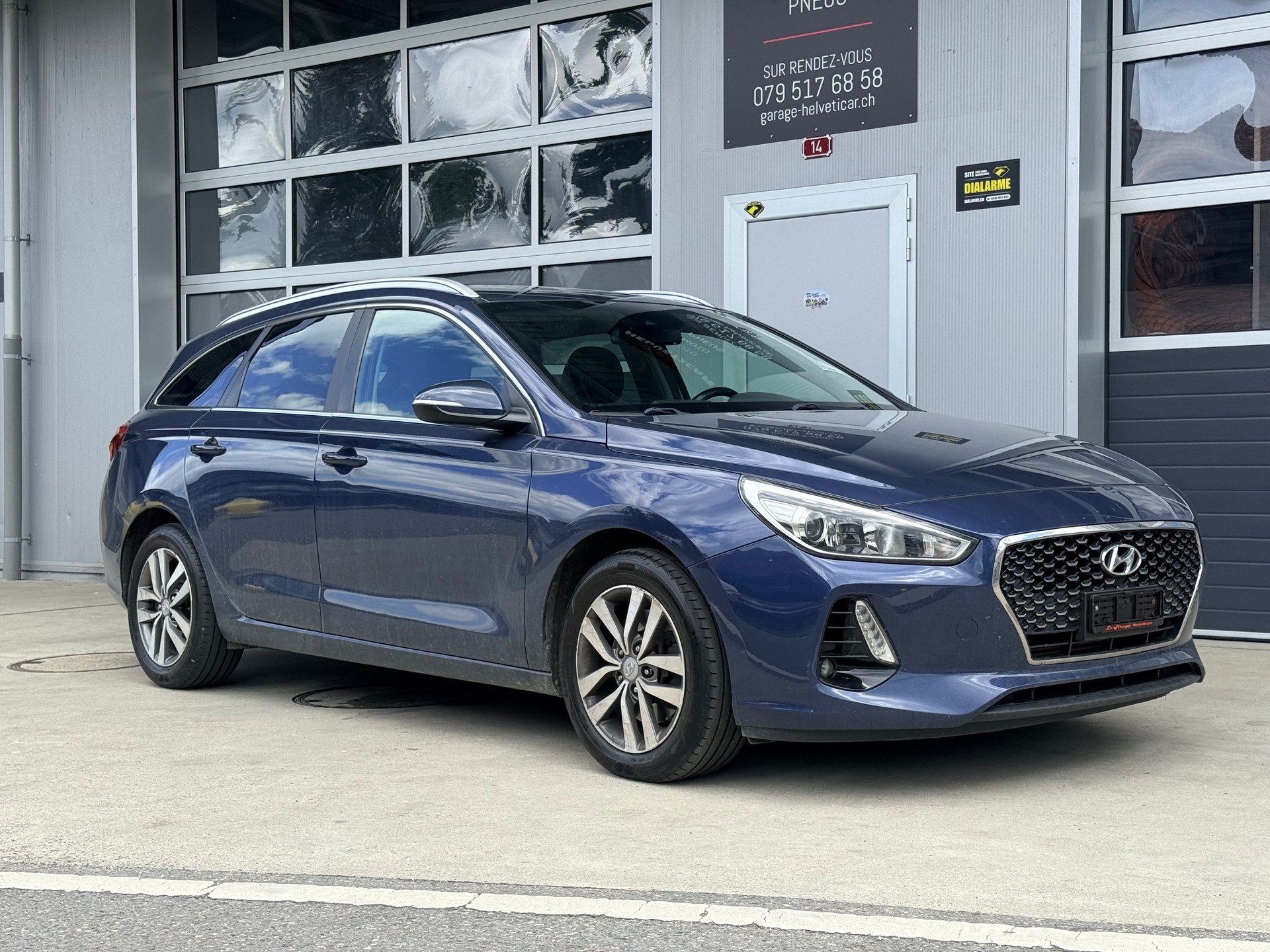 HYUNDAI i30 Wagon 1.6 CRDi Amplia DCT-image-2