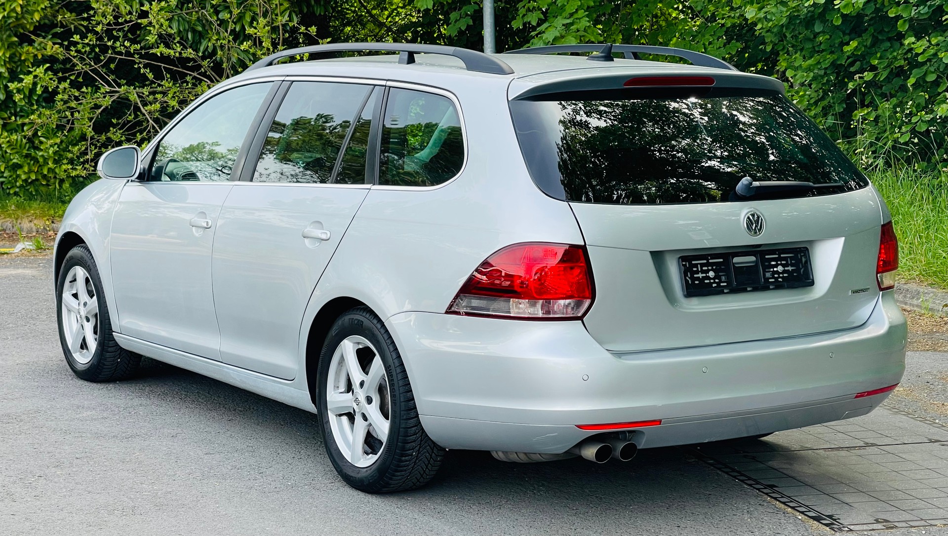 VW Golf Variant 1.6 TDI Trendline 4Motion-image-6