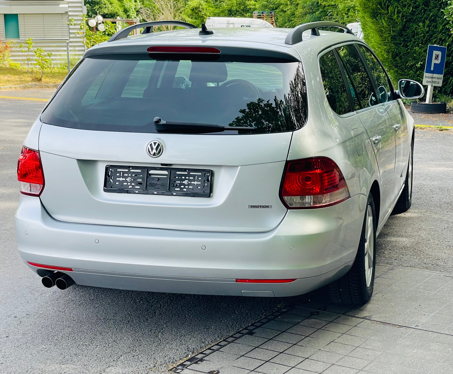 VW Golf Variant 1.6 TDI Trendline 4Motion-image-4