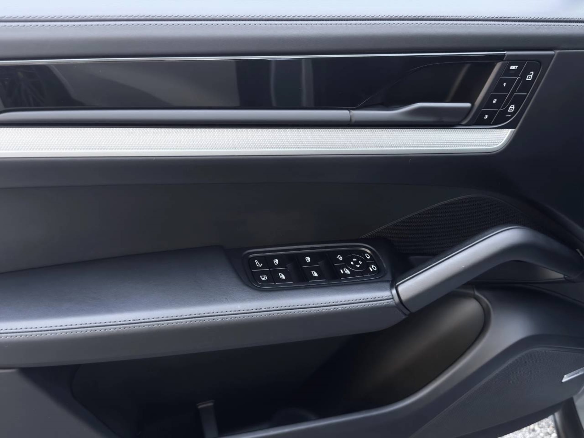 PORSCHE Cayenne E-Hybrid-image-20