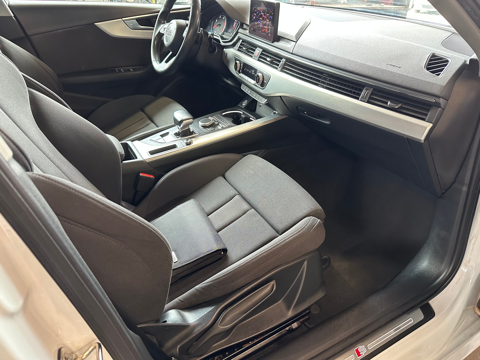 AUDI A4 Avant 2.0 TDI S-tronic-image-8