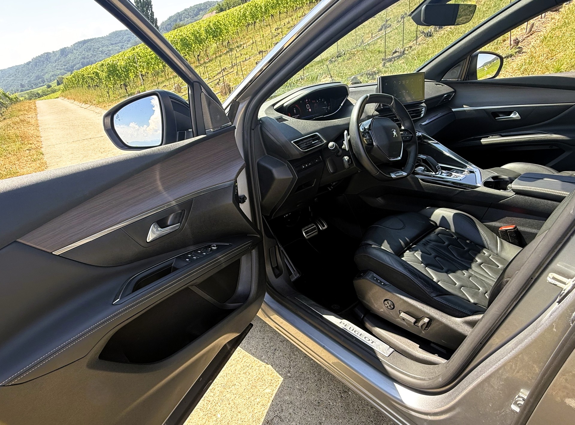 PEUGEOT 5008 1.6 Pure Tech GT Pack EAT8-image-9