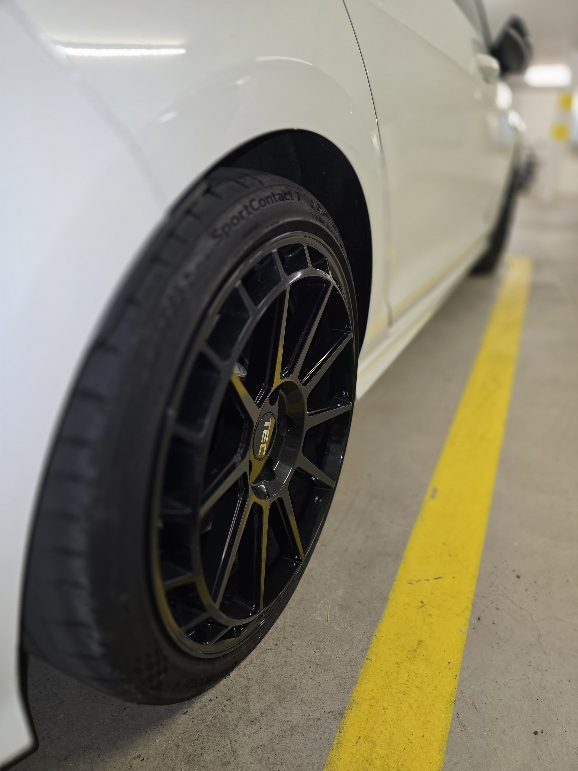 VW Golf 2.0 TSI R DSG 4motion-image-3