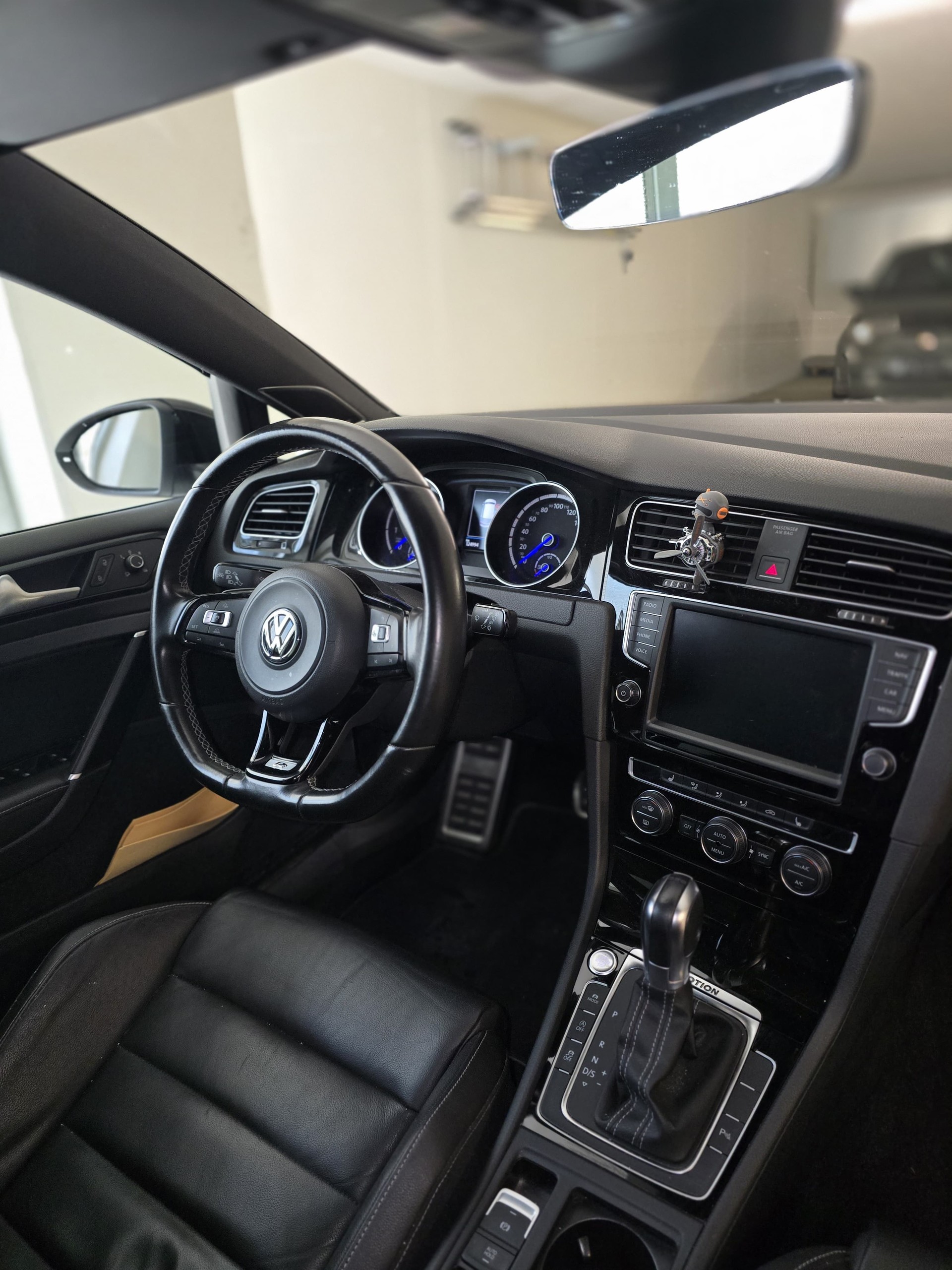 VW Golf 2.0 TSI R DSG 4motion-image-1