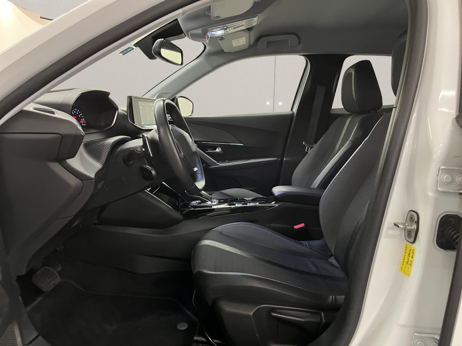 PEUGEOT 2008 1.2 PureTech 130 Allure-image-6