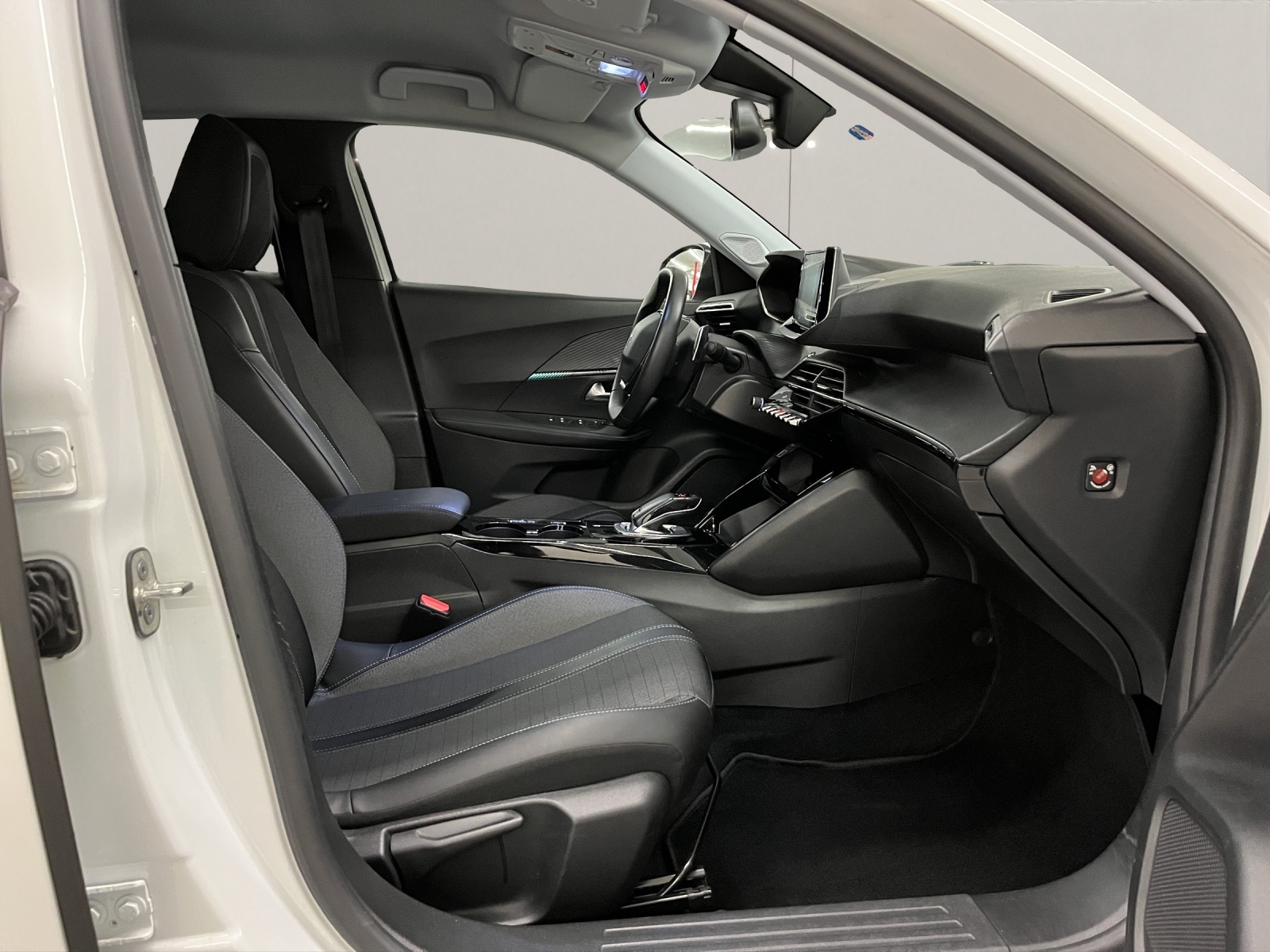 PEUGEOT 2008 1.2 PureTech 130 Allure-image-12