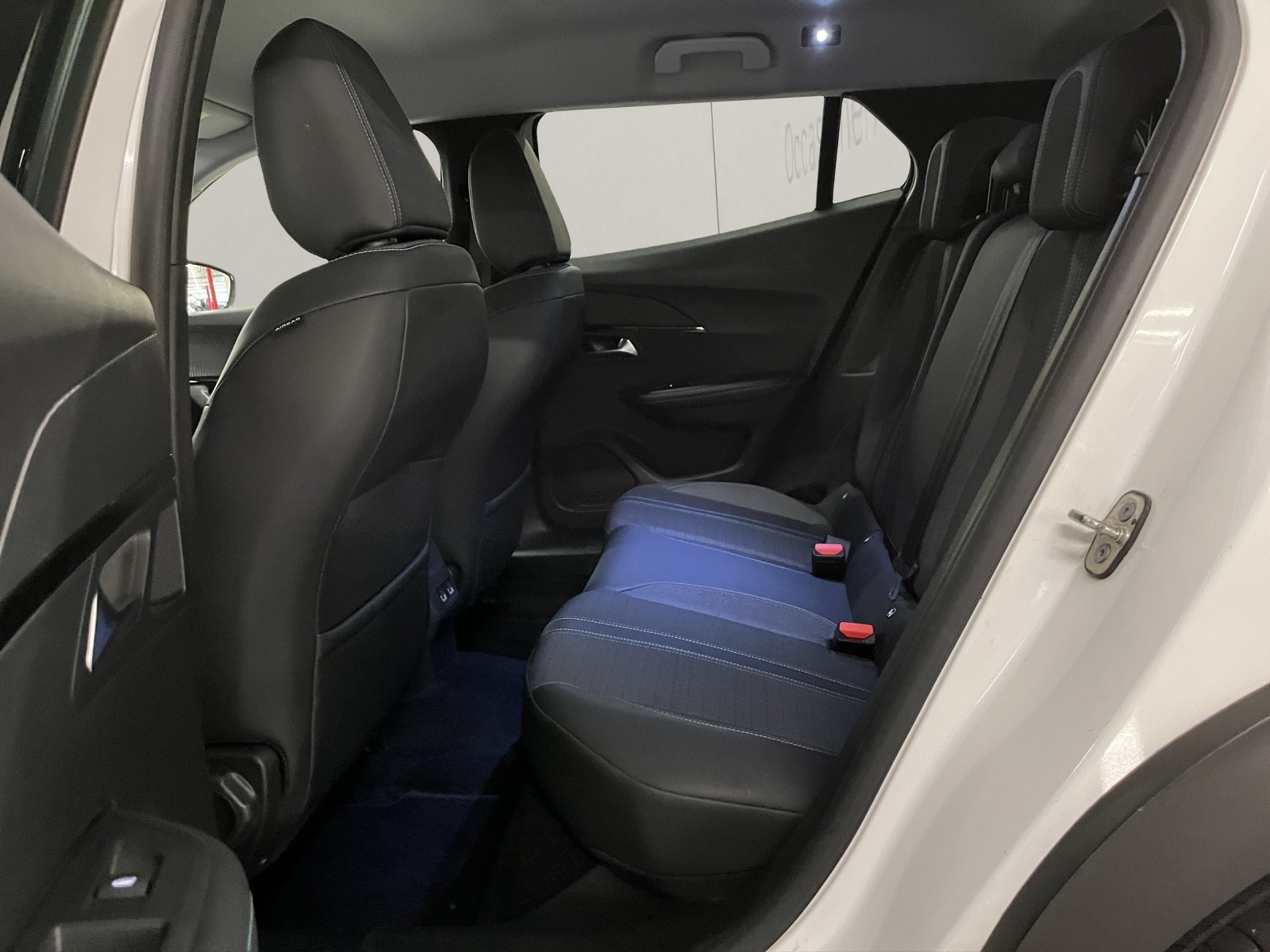 PEUGEOT 2008 1.2 PureTech 130 Allure-image-13
