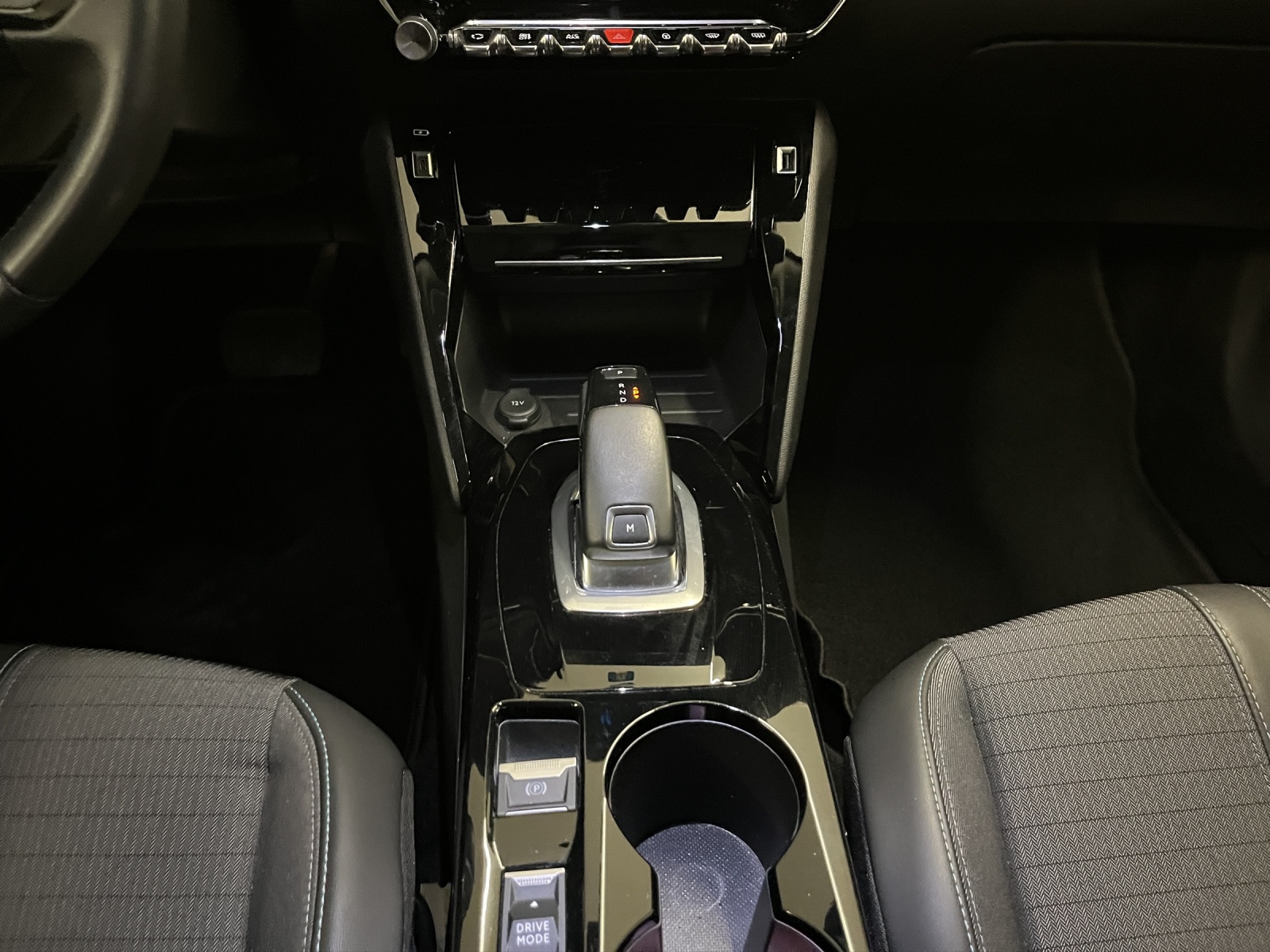 PEUGEOT 2008 1.2 PureTech 130 Allure-image-11
