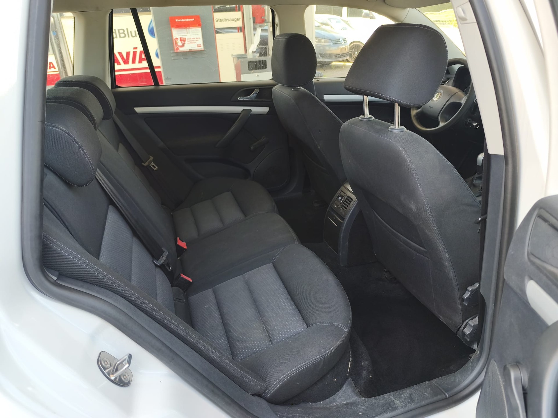 SKODA Octavia 1.9 TDI Adventure 4x4-image-16