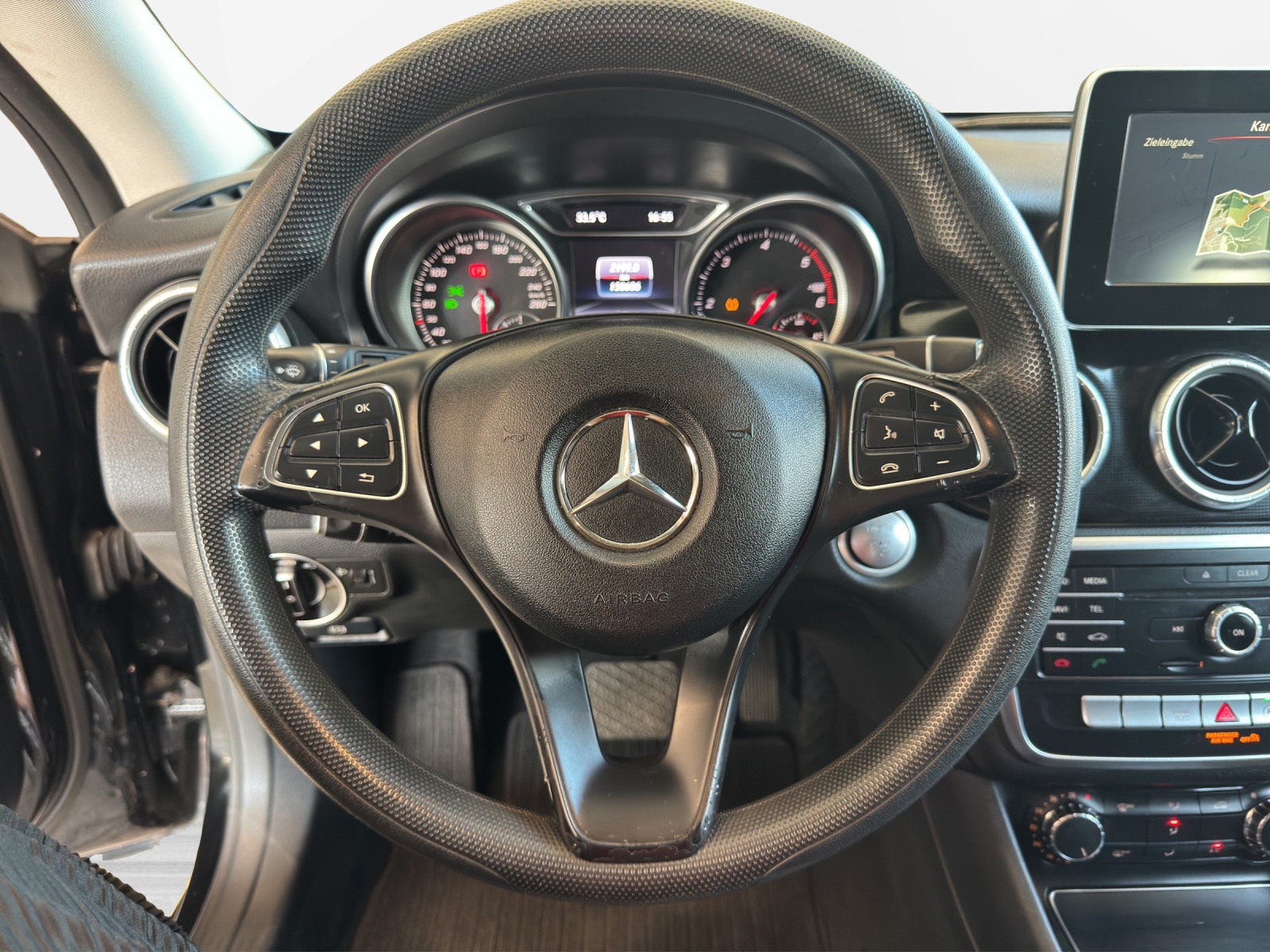 MERCEDES-BENZ CLA Shooting Brake 180 d 7G-DCT-image-9
