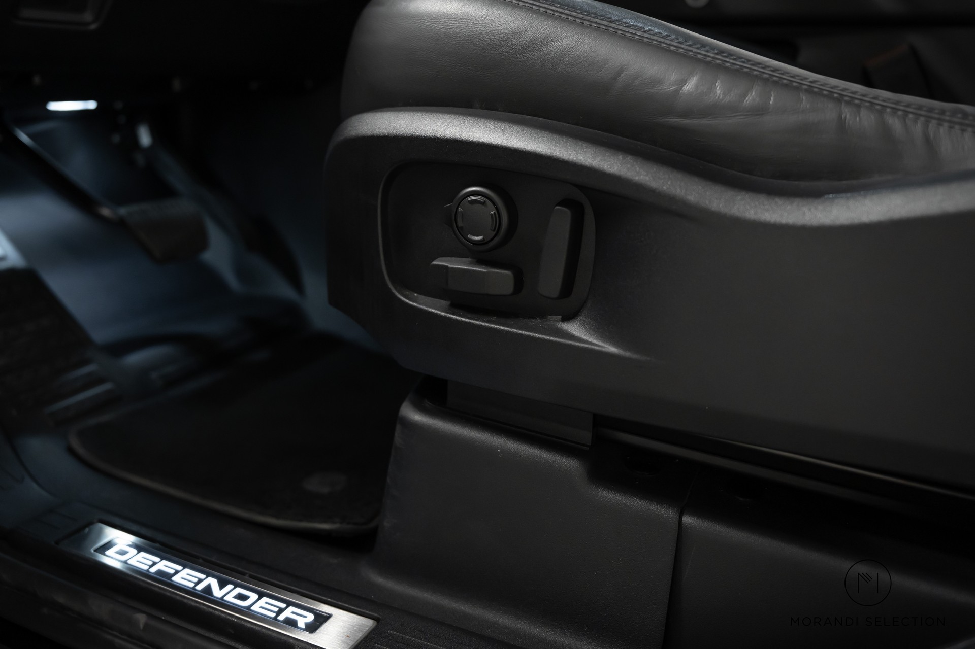 LAND ROVER Defender 110 3.0 D I6 300 X-Dynamic HSE-image-23