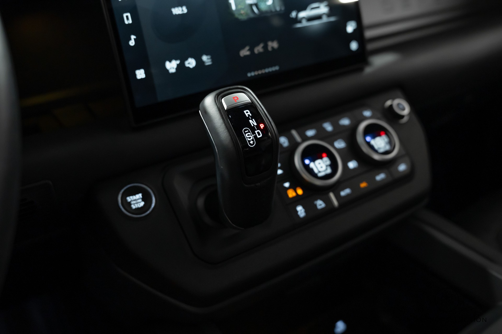 LAND ROVER Defender 110 3.0 D I6 300 X-Dynamic HSE-image-31
