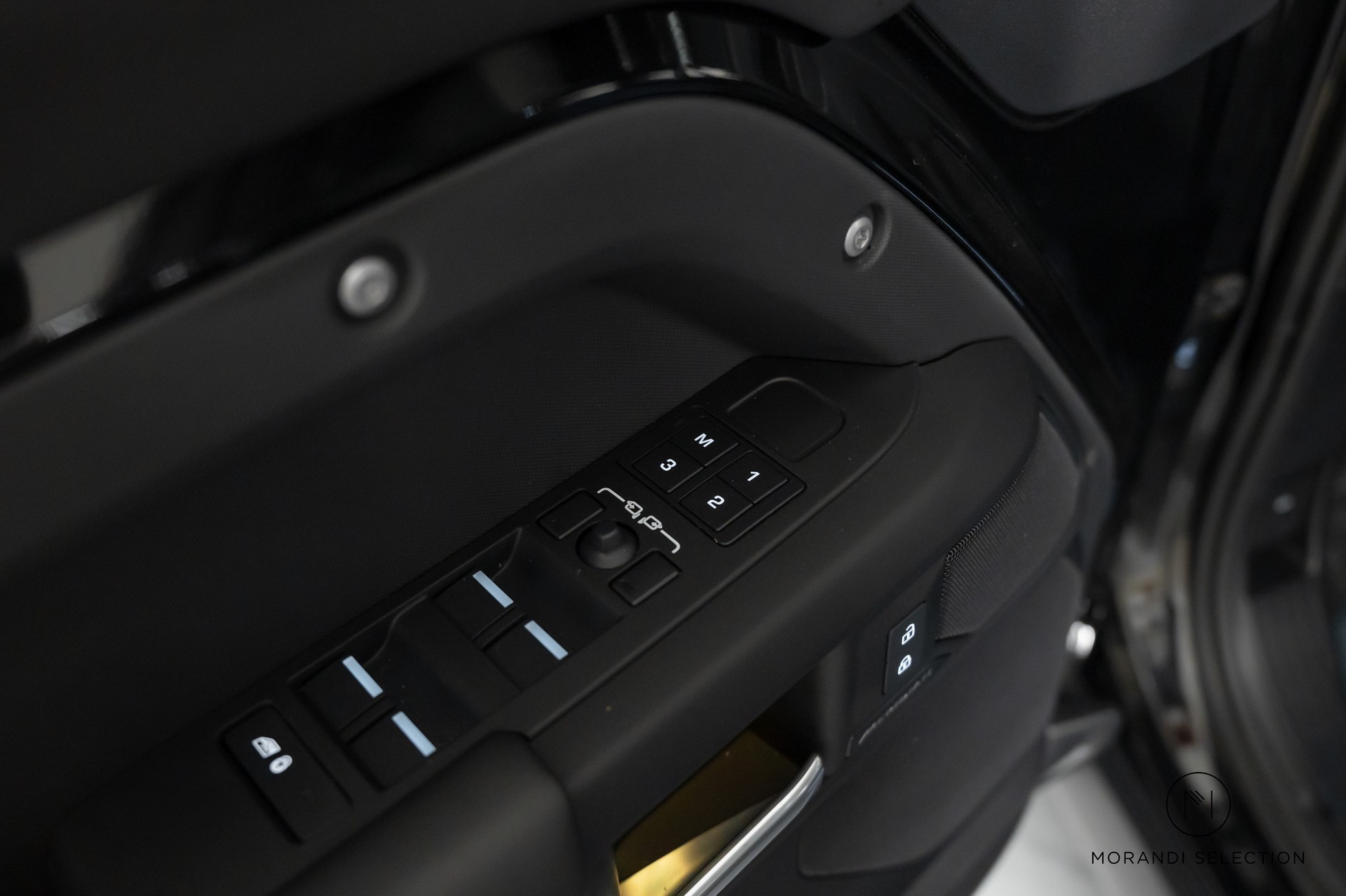 LAND ROVER Defender 110 3.0 D I6 300 X-Dynamic HSE-image-25