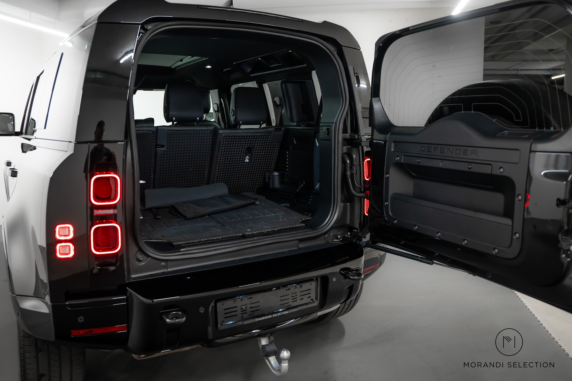 LAND ROVER Defender 110 3.0 D I6 300 X-Dynamic HSE-image-11