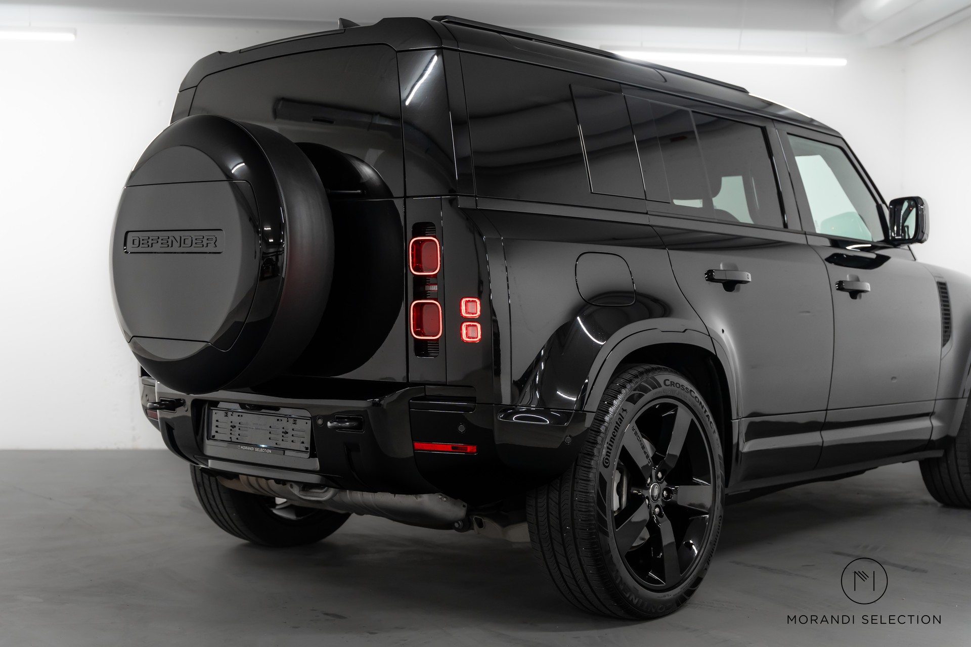LAND ROVER Defender 110 3.0 D I6 300 X-Dynamic HSE-image-4