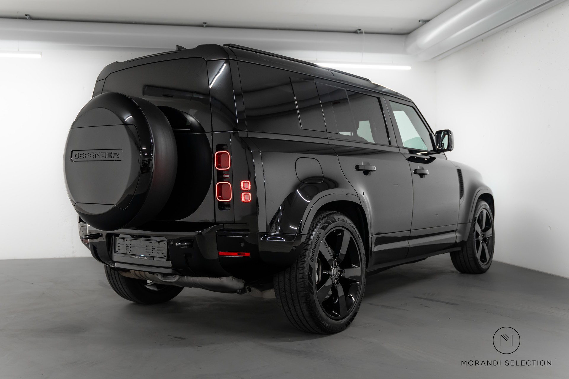 LAND ROVER Defender 110 3.0 D I6 300 X-Dynamic HSE-showroom-element-2